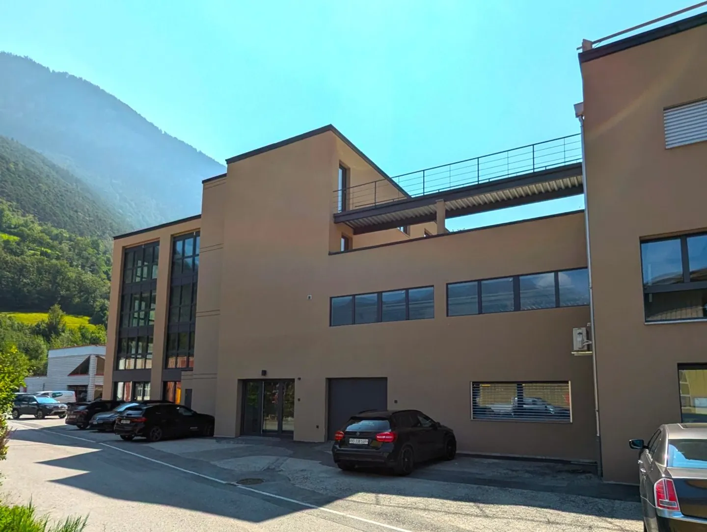 Espaces commerciaux et de bureaux dans une zone industrielle émergente - Photo 4 sur 17