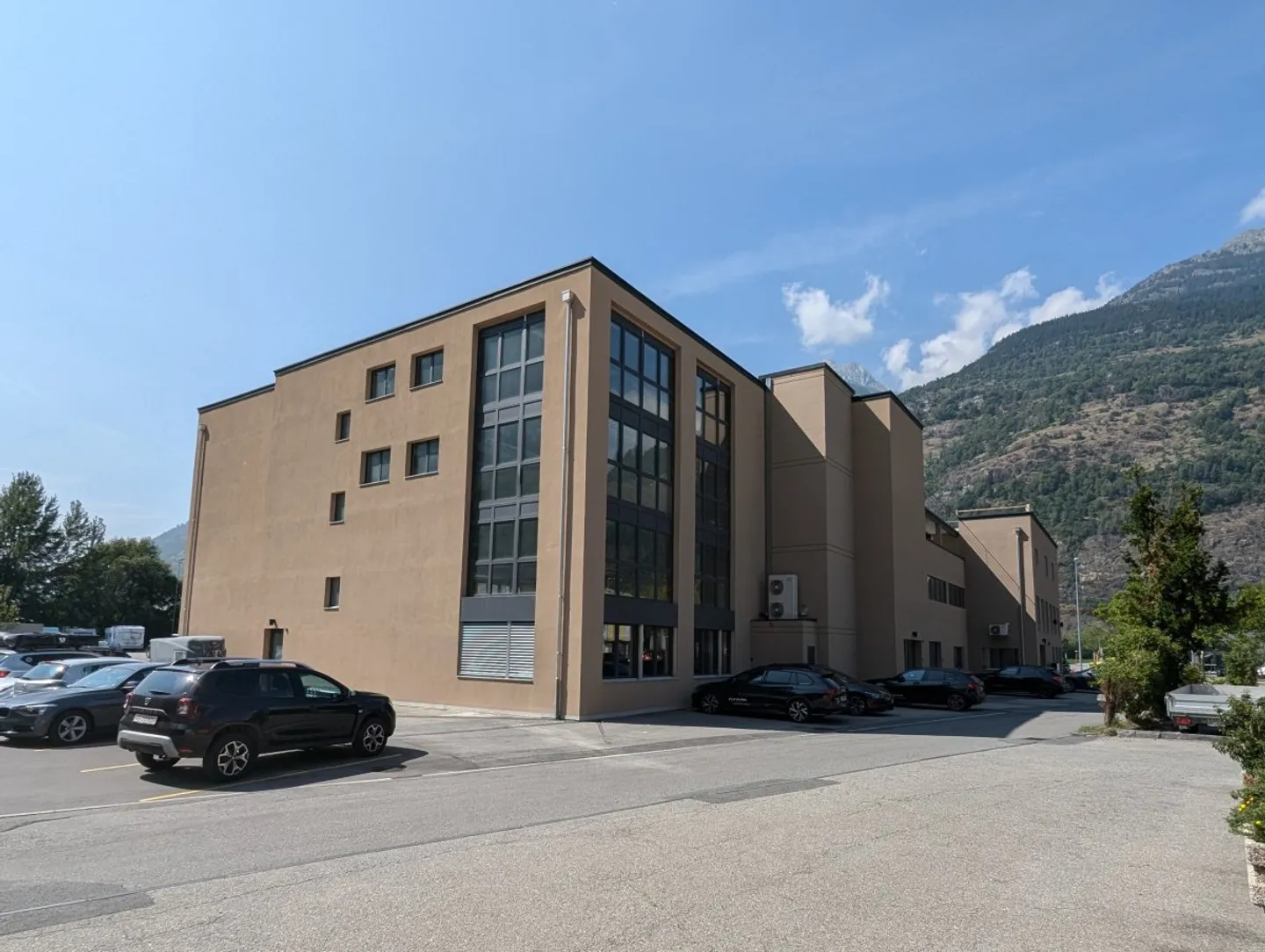 Espaces commerciaux et de bureaux dans une zone industrielle émergente - Photo 1 sur 17