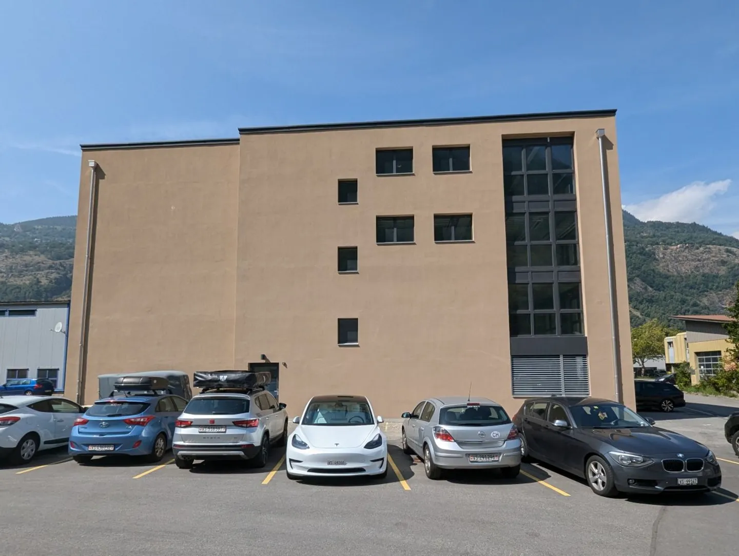 Espaces commerciaux et de bureaux dans une zone industrielle émergente - Photo 2 sur 17