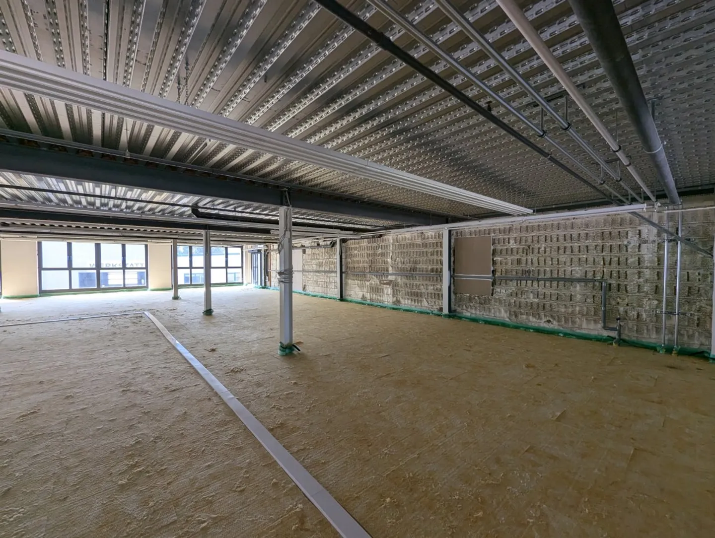 Espaces commerciaux et de bureaux dans une zone industrielle émergente - Photo 8 sur 17