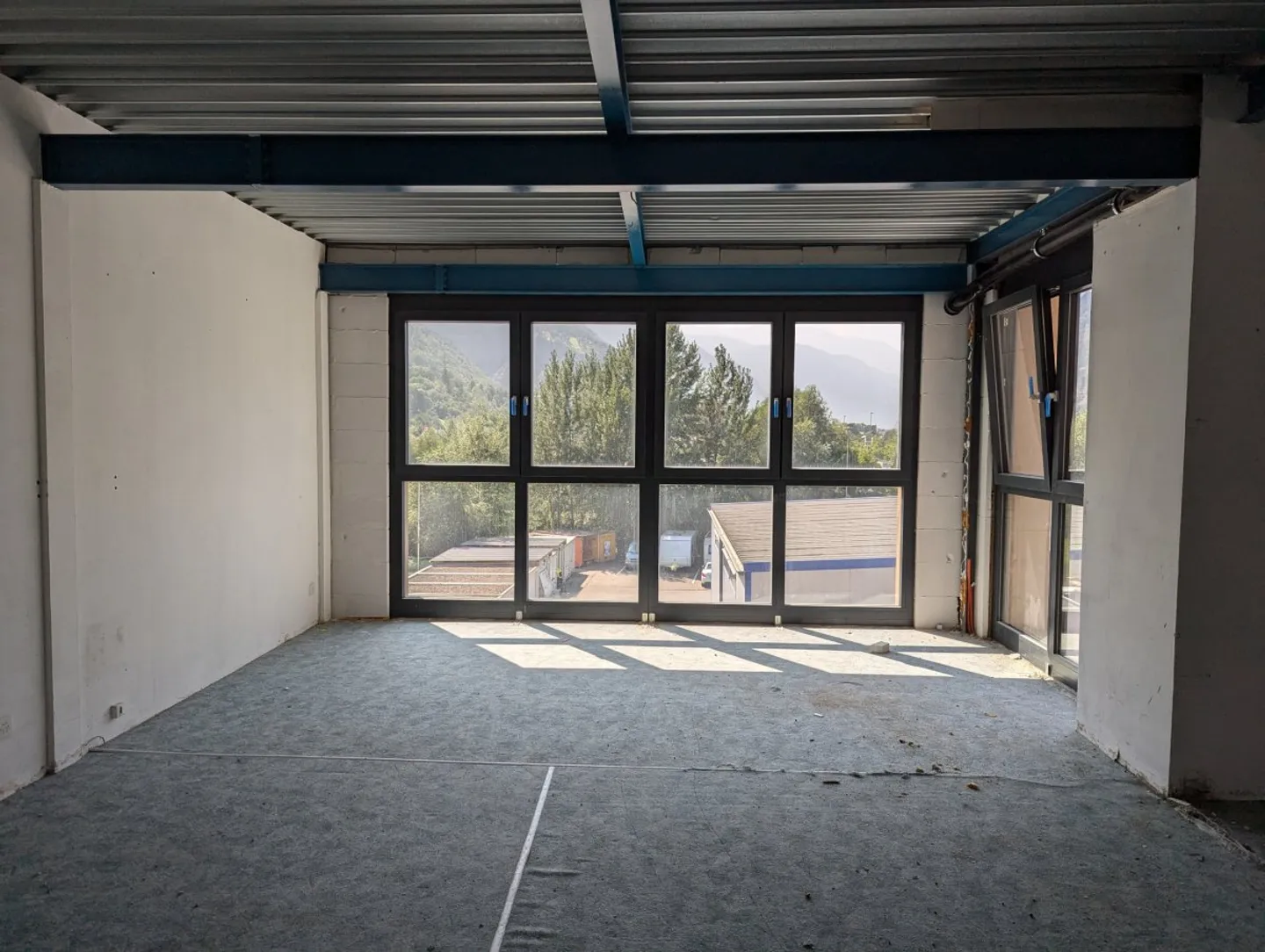 Espaces commerciaux et de bureaux dans une zone industrielle émergente - Photo 9 sur 17