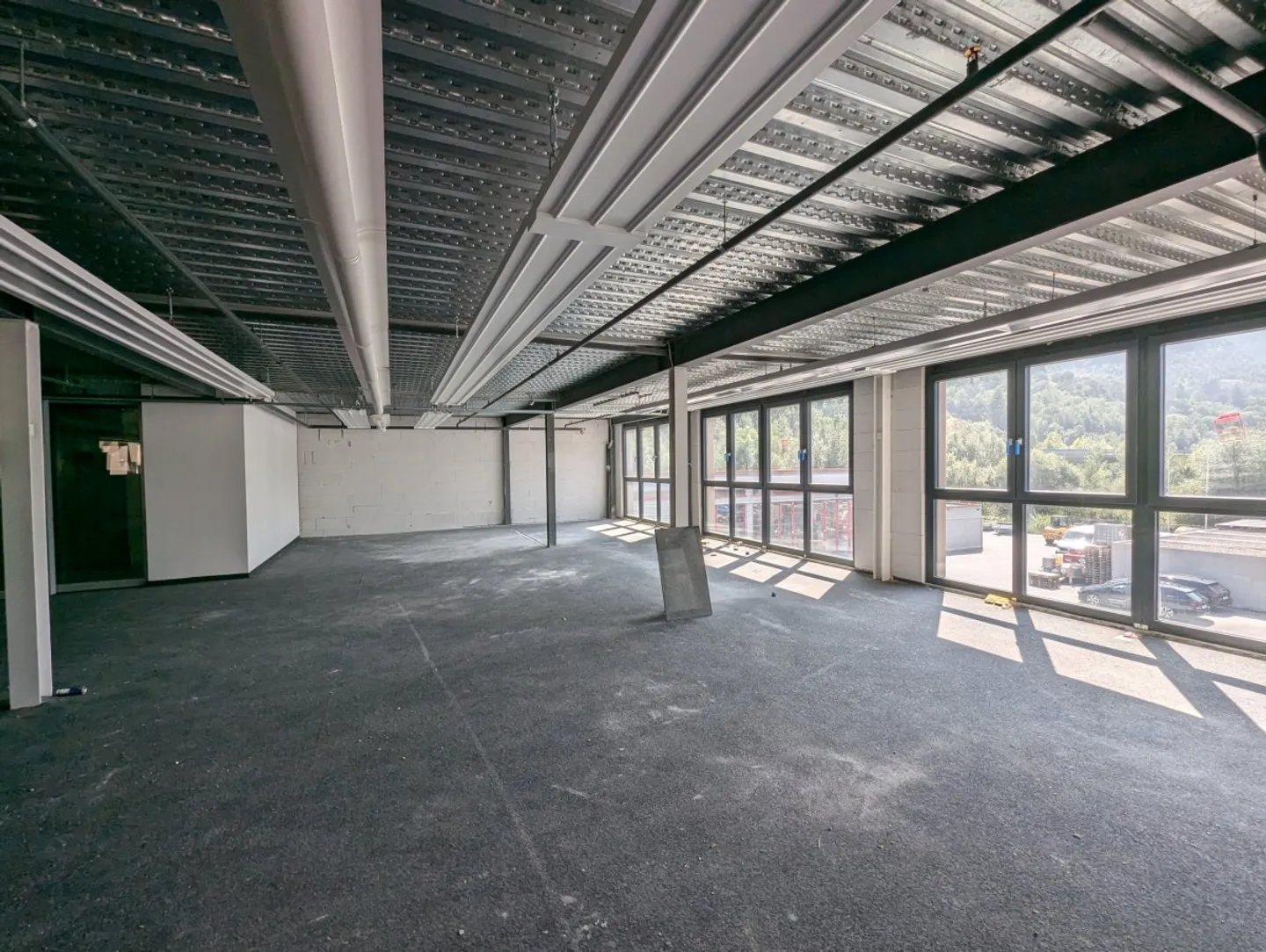 Espaces commerciaux et de bureaux dans une zone industrielle émergente - Photo 11 sur 17