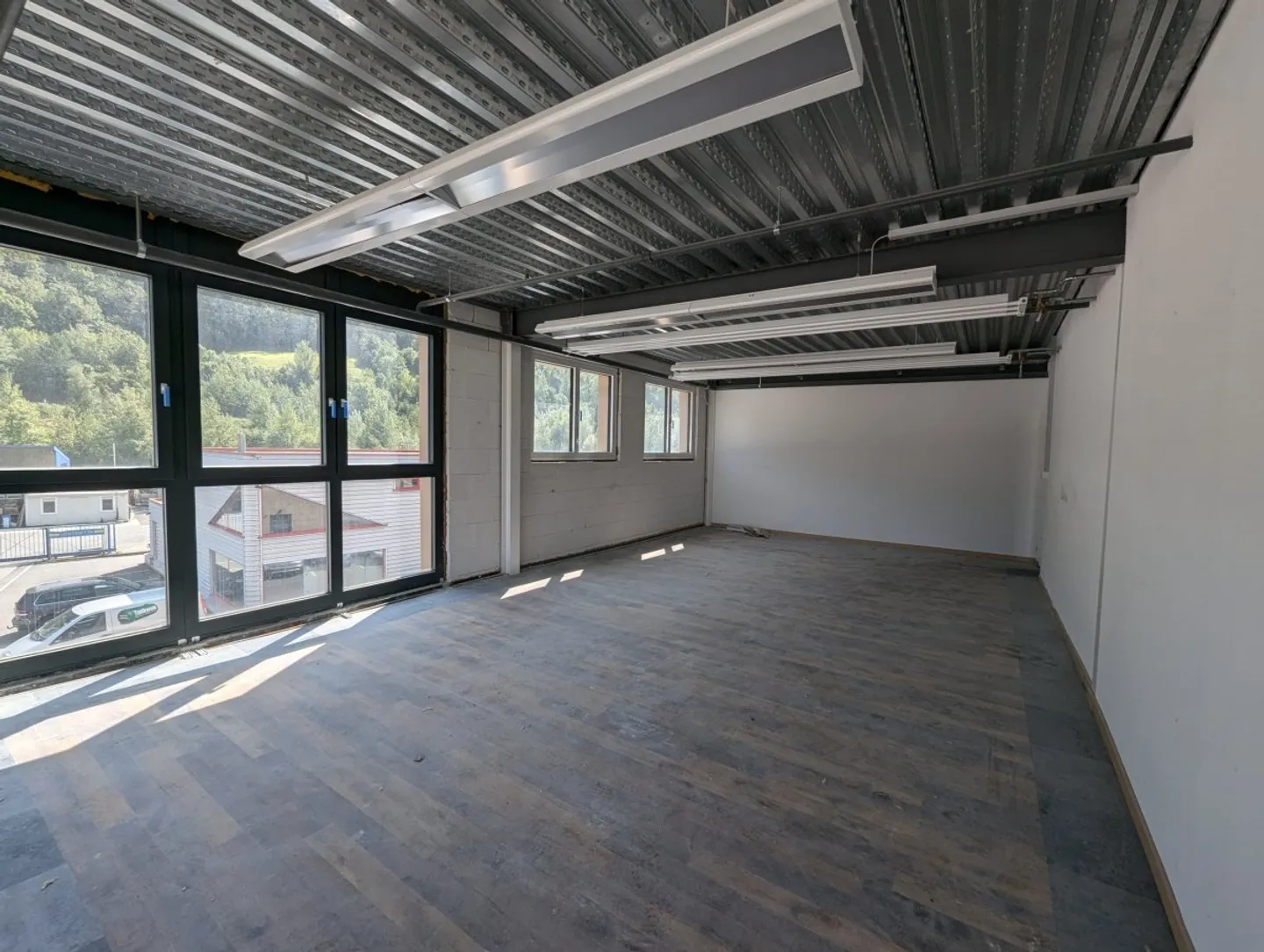 Espaces commerciaux et de bureaux dans une zone industrielle émergente - Photo 12 sur 17