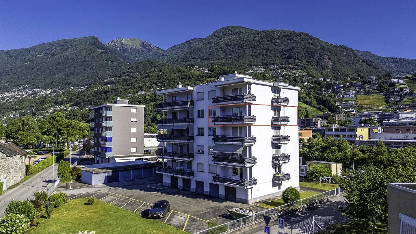 4,5 pièces avec vue dégagée à Tenero - Terrasse et vue panoramique - Photo 1 sur 23