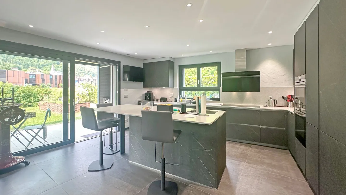 Villa di alta classe con 2 appartamenti, 5,5 stanze e 3,5 stanze. - Foto 3 di 21