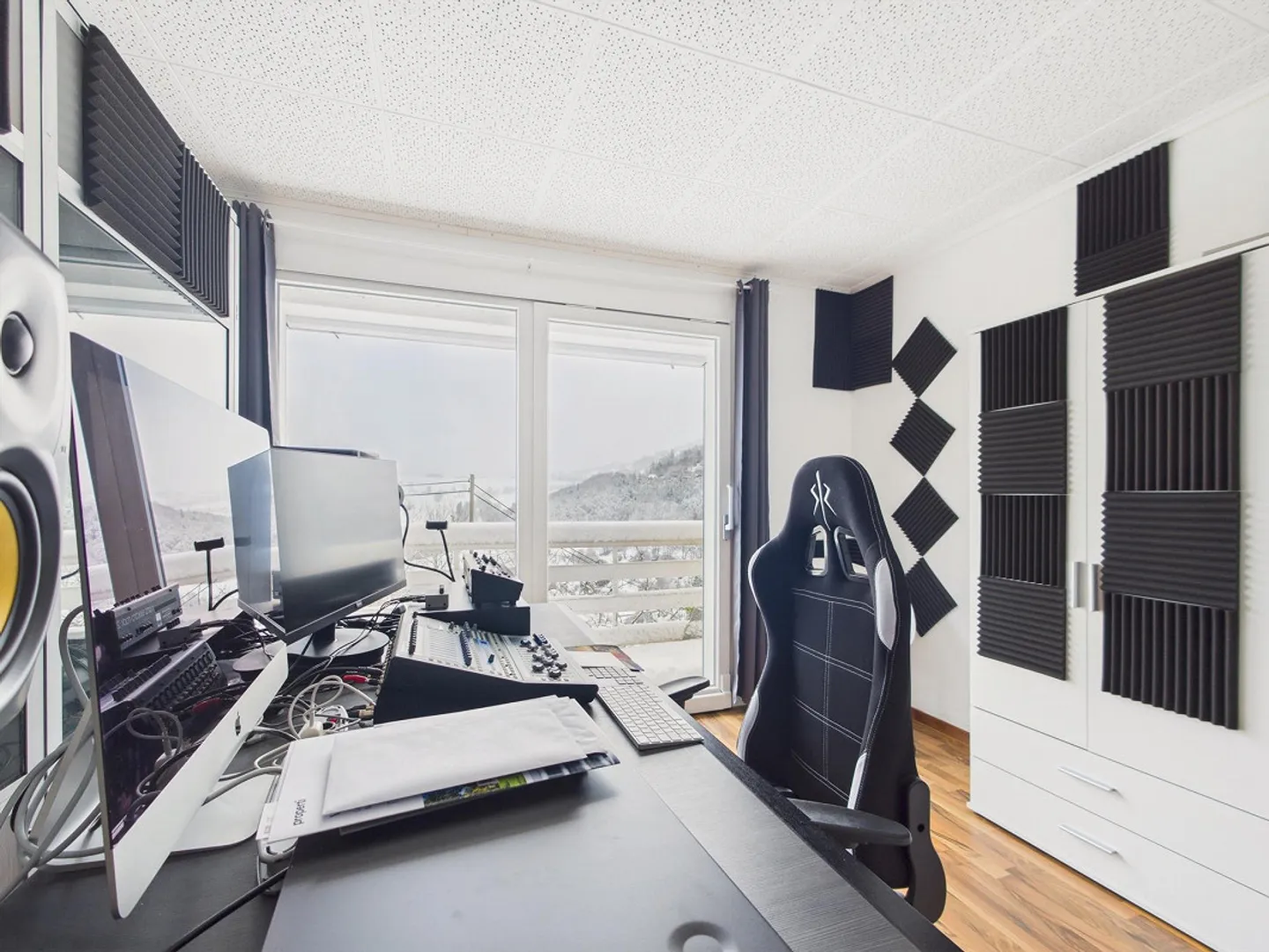 Unique renovated single-family house with unobstructed view - Photo 9 of 15