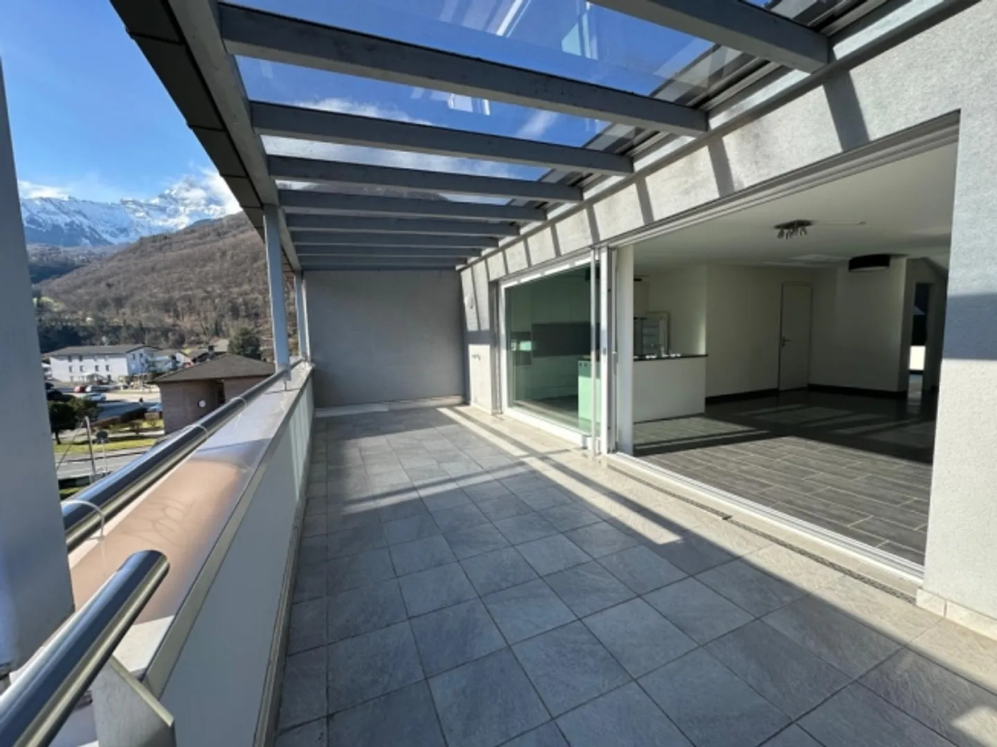 «Appartement de 3.5 pièces + bureau au dernier étage d'un immeuble récent» - Photo 1 sur 13