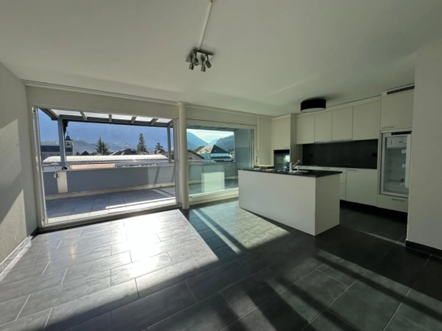 «Appartement de 3.5 pièces + bureau au dernier étage d'un immeuble récent» - Photo 2 sur 13