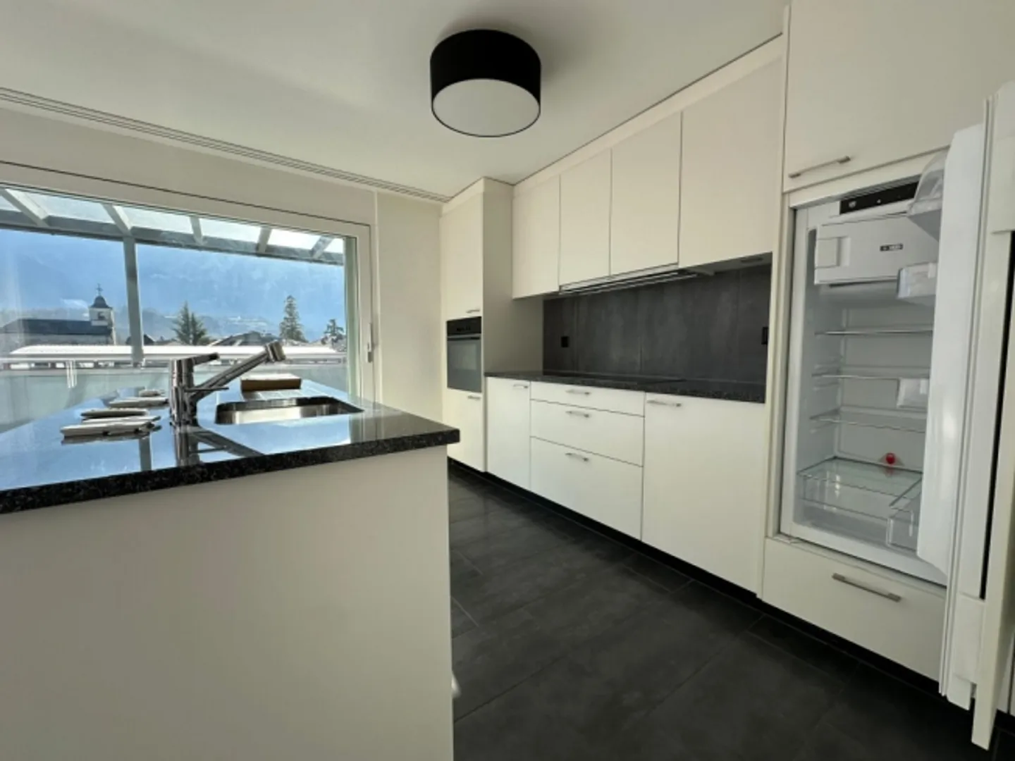 «Appartement de 3.5 pièces + bureau au dernier étage d'un immeuble récent» - Photo 3 sur 13