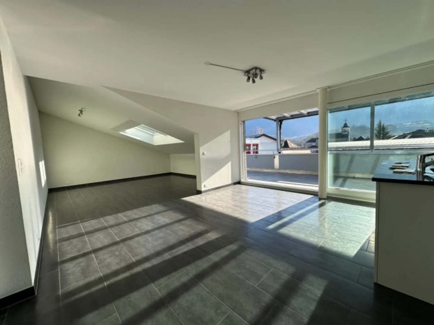 «Appartement de 3.5 pièces + bureau au dernier étage d'un immeuble récent» - Photo 5 sur 13