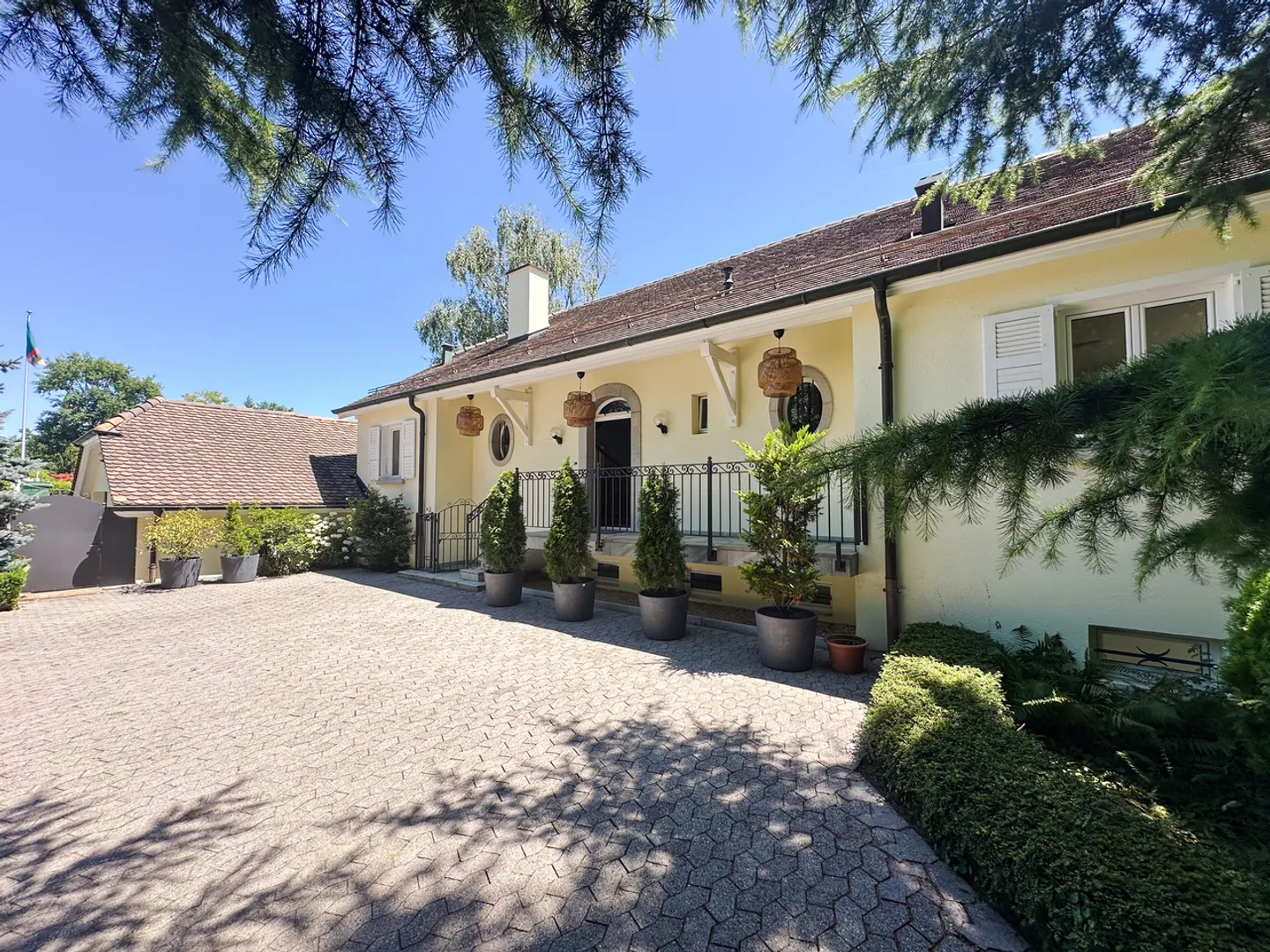 High-end family property with Mont-Blanc view - Photo 1 of 23