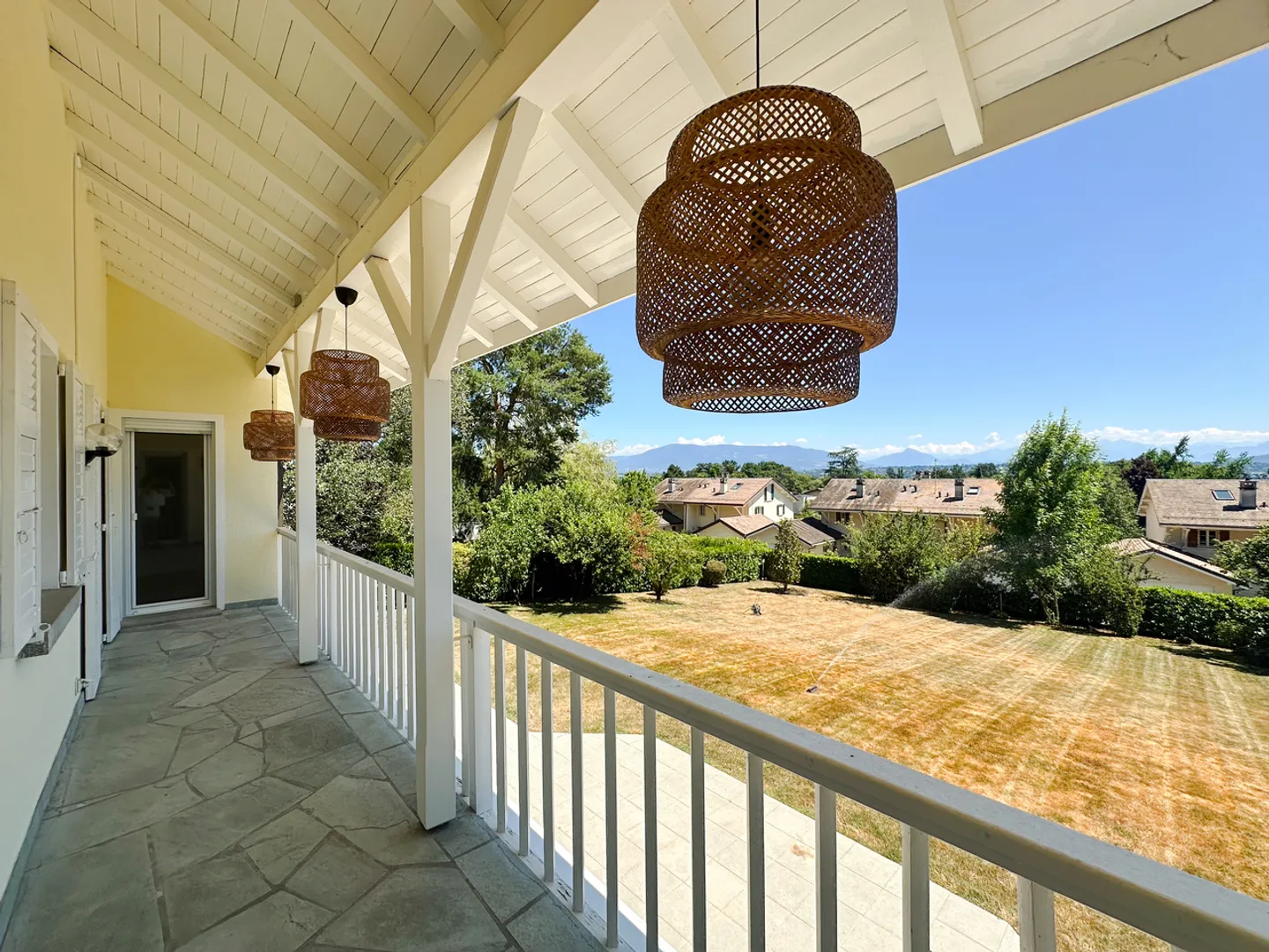 High-end family property with Mont-Blanc view - Photo 2 of 23