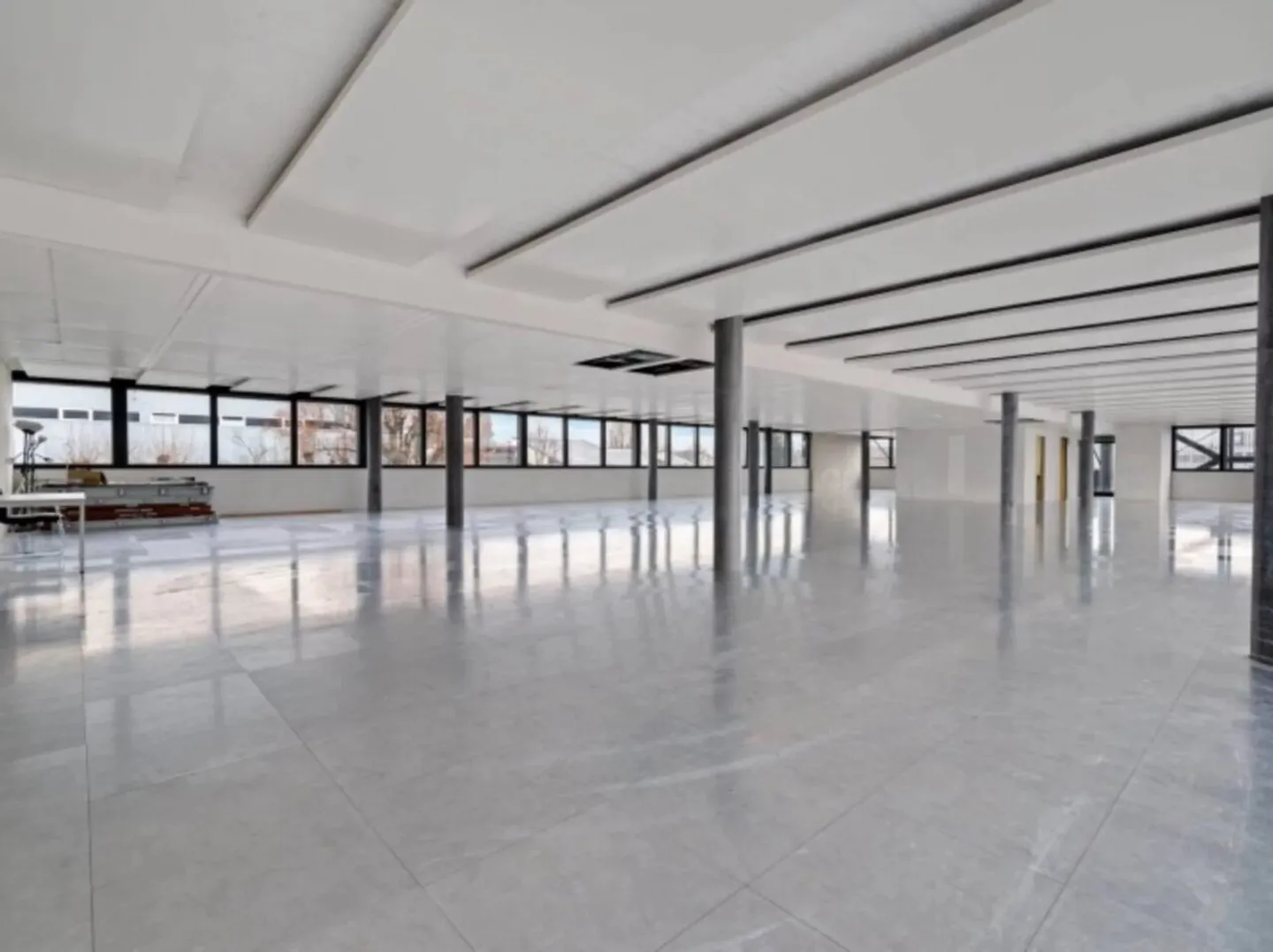 Surface within an administrative and commercial center - Photo 3 of 4