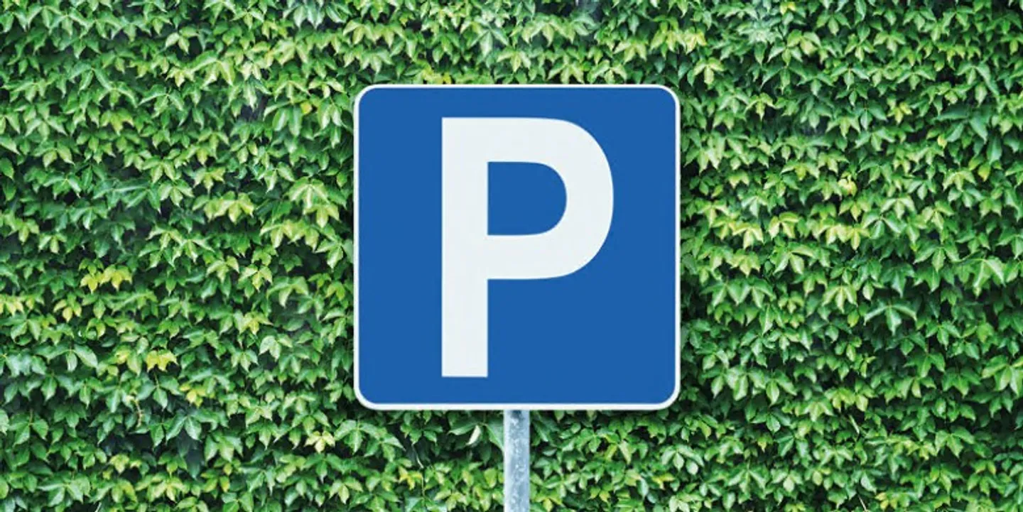 Parking directement derrière la gare - Photo 1 sur 2