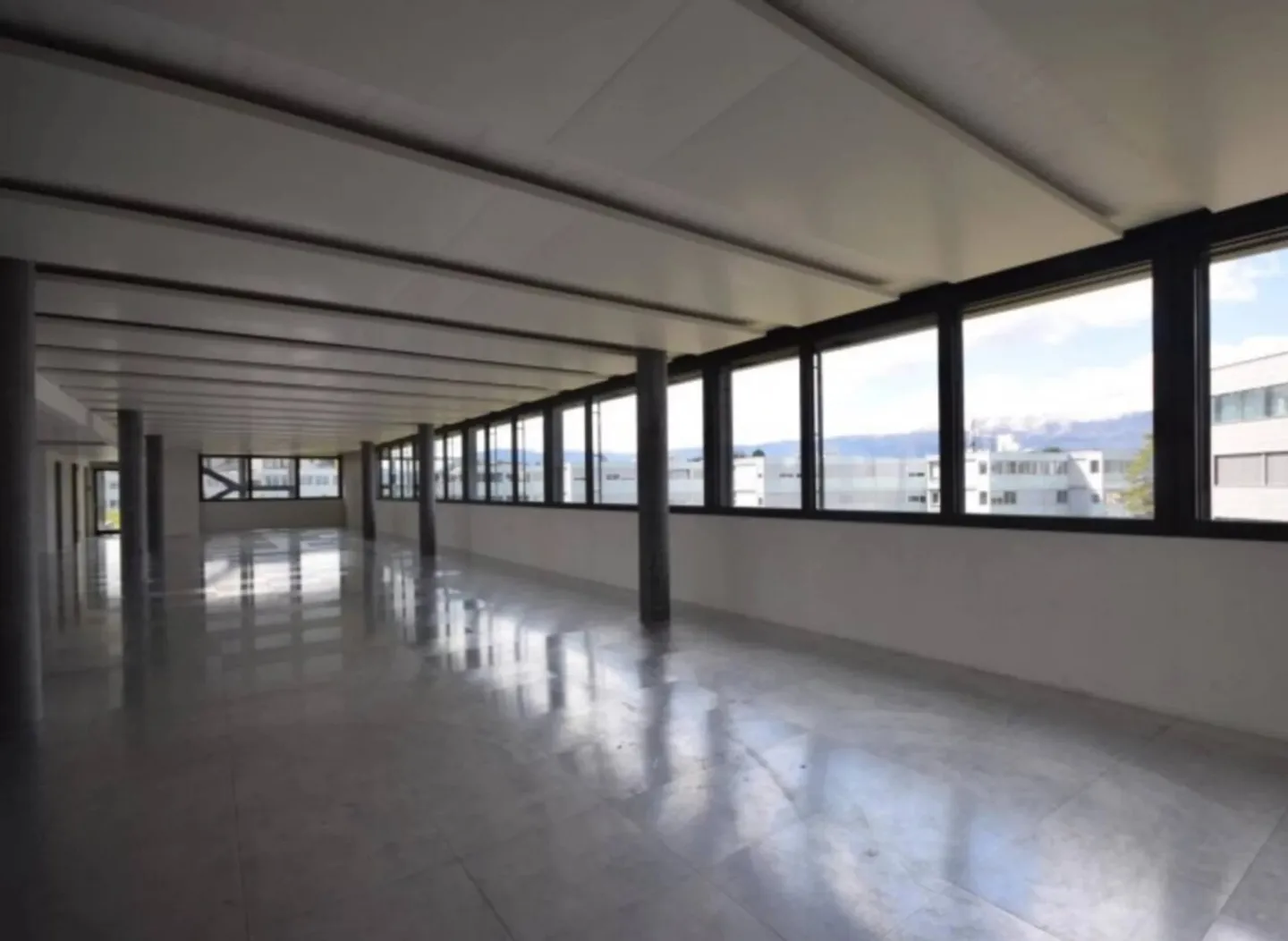 Surface within an administrative and commercial center - Photo 4 of 4
