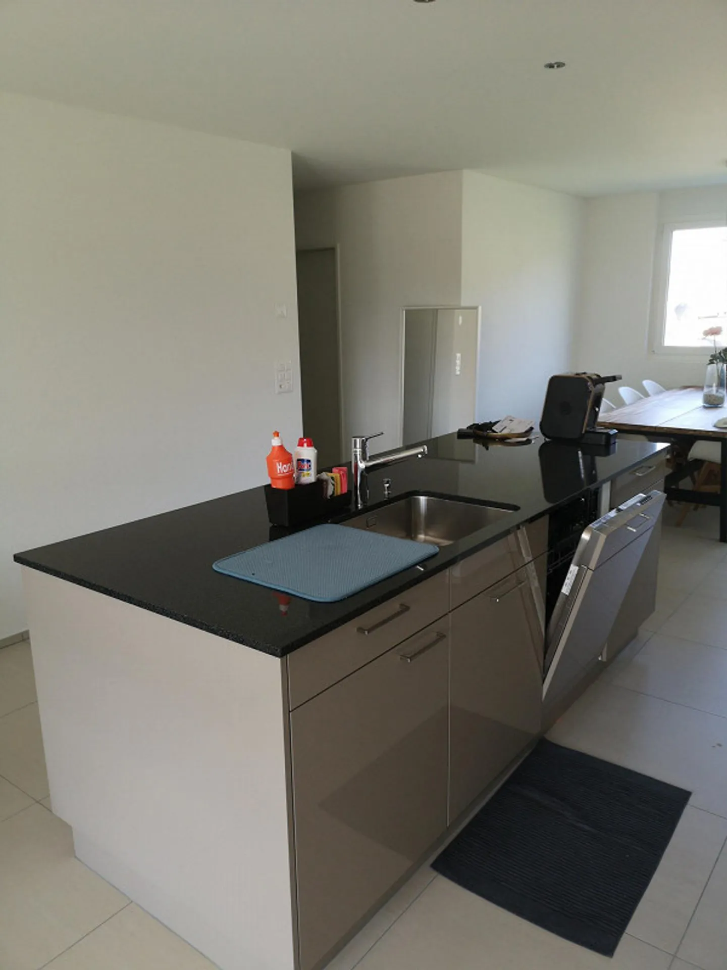 Appartement moderne 3 1/2 pièces avec coin salon - Photo 3 sur 12