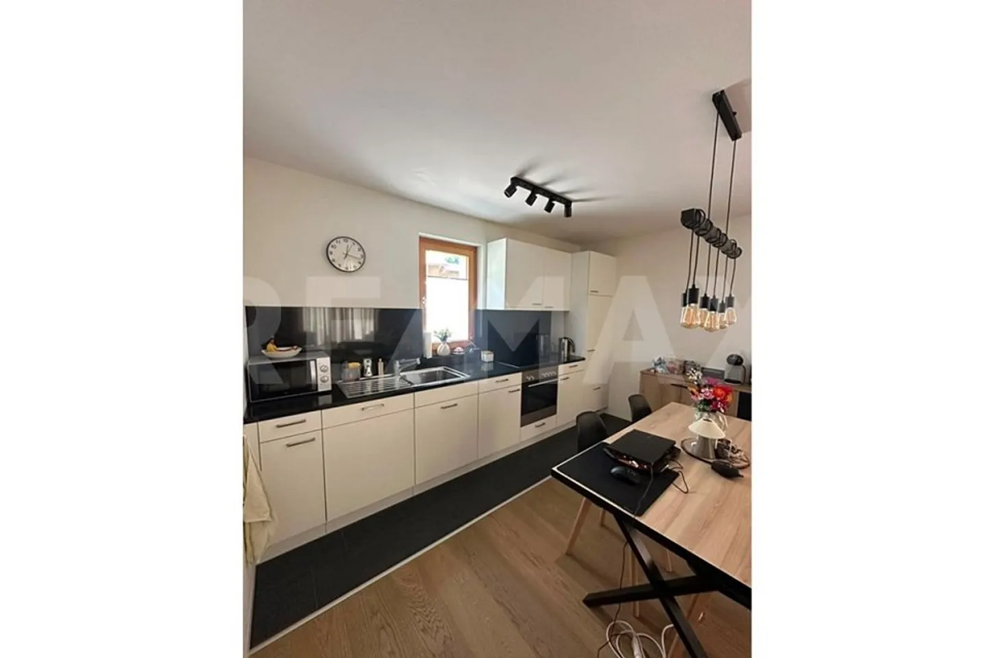 Appartement spacieux et moderne de 2,5 pièces (y compris un parking extérieur) au centre du village de Saas. - Photo 1 sur 5