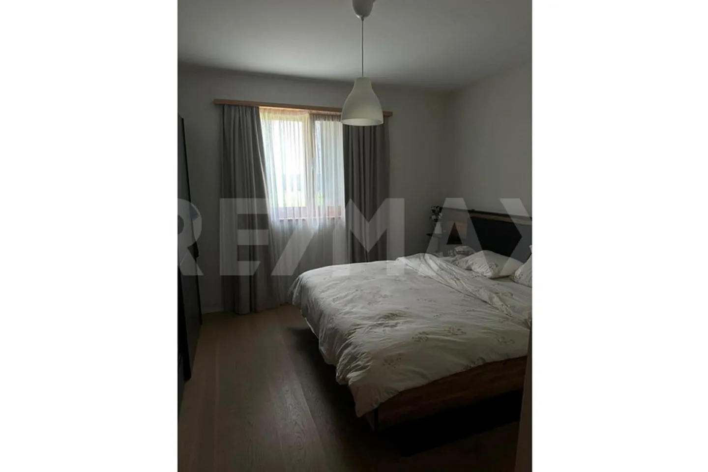 Appartement spacieux et moderne de 2,5 pièces (y compris un parking extérieur) au centre du village de Saas. - Photo 2 sur 5