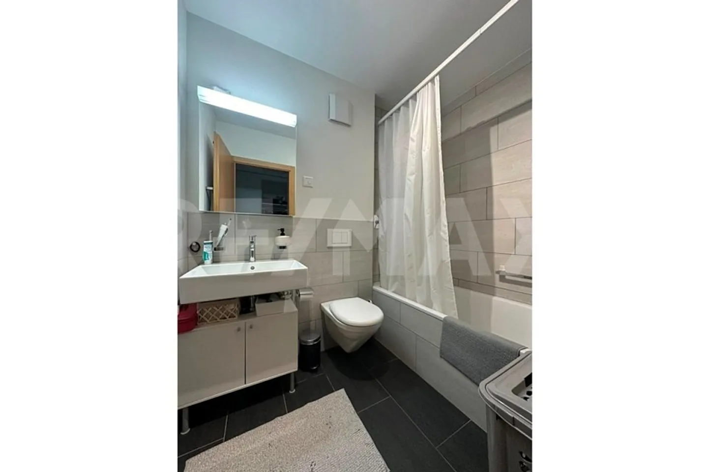 Appartement spacieux et moderne de 2,5 pièces (y compris un parking extérieur) au centre du village de Saas. - Photo 4 sur 5