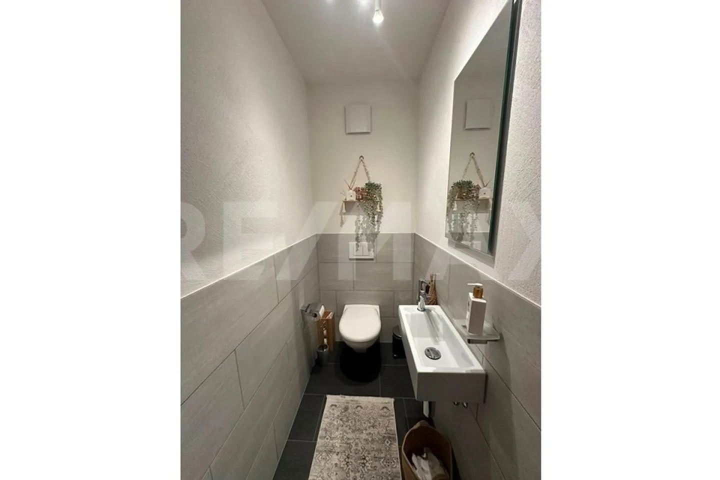 Appartement spacieux et moderne de 2,5 pièces (y compris un parking extérieur) au centre du village de Saas. - Photo 5 sur 5