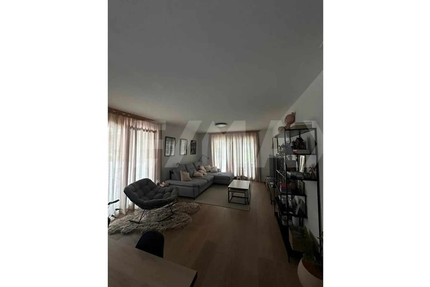 Appartement spacieux et moderne de 2,5 pièces (y compris un parking extérieur) au centre du village de Saas. - Photo 3 sur 5