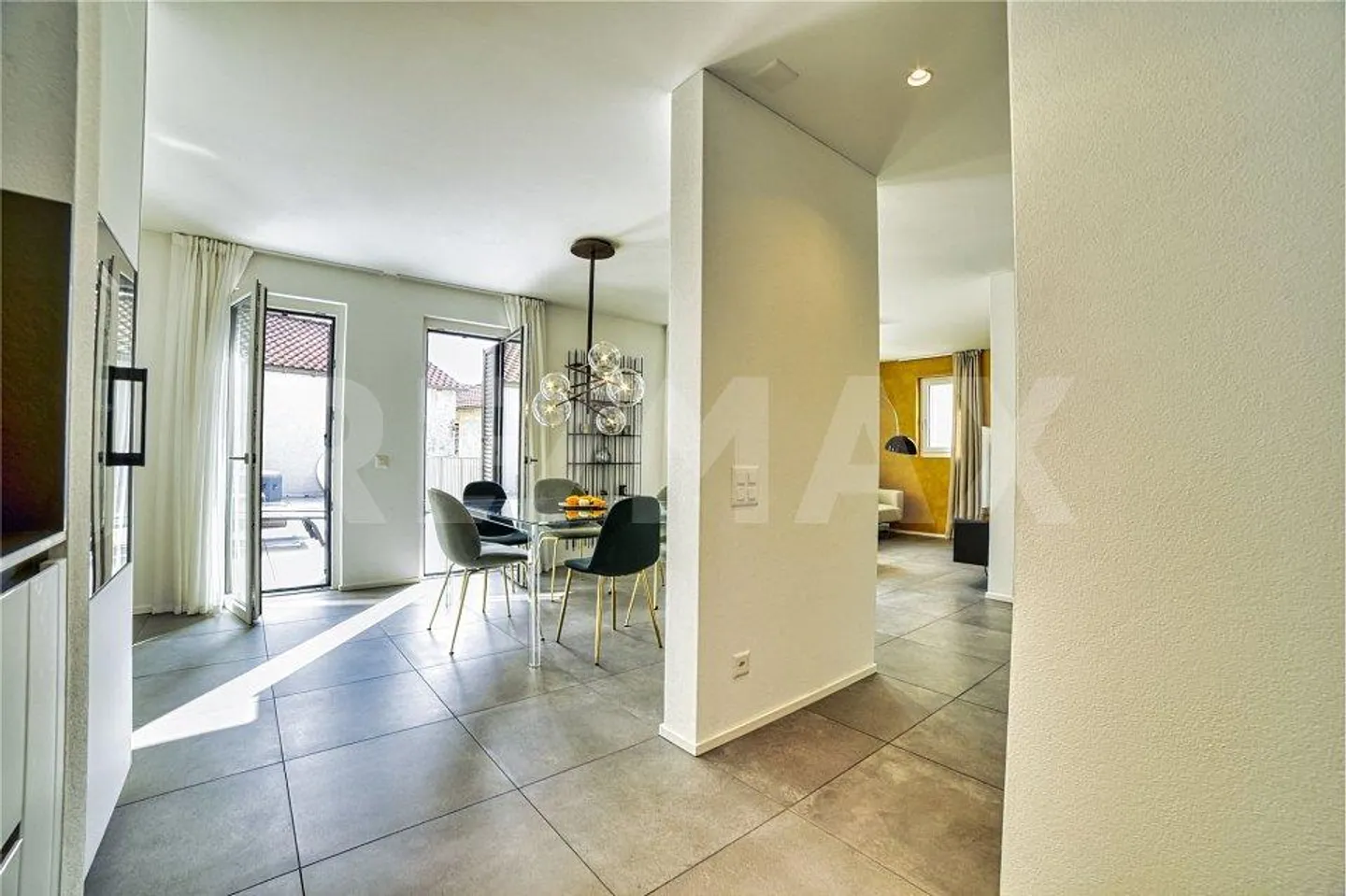 Duplex moderne de 4,5 pièces - Photo 3 sur 13