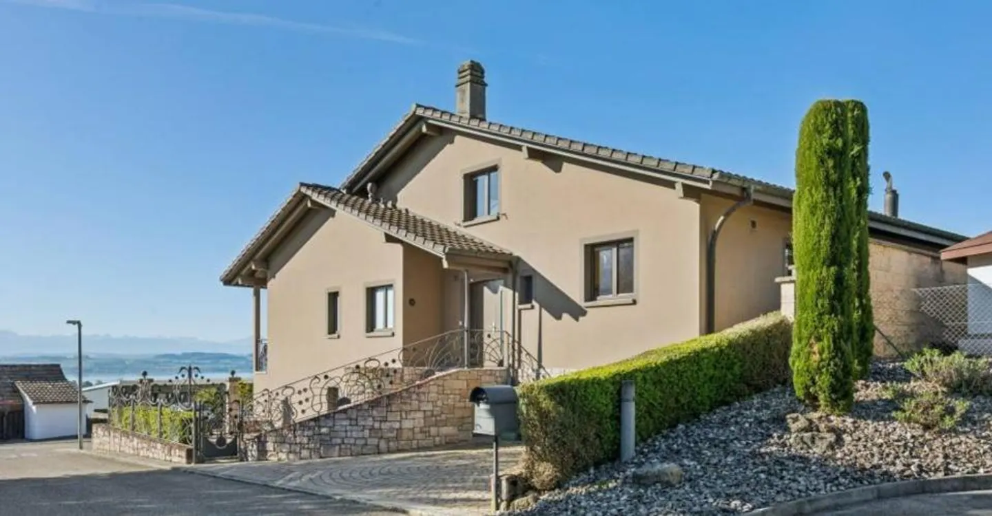 Harmonie, Raum und Natur! Eine einzigartige Villa in St-Blaise mit Seeblick - Foto 1 von 9