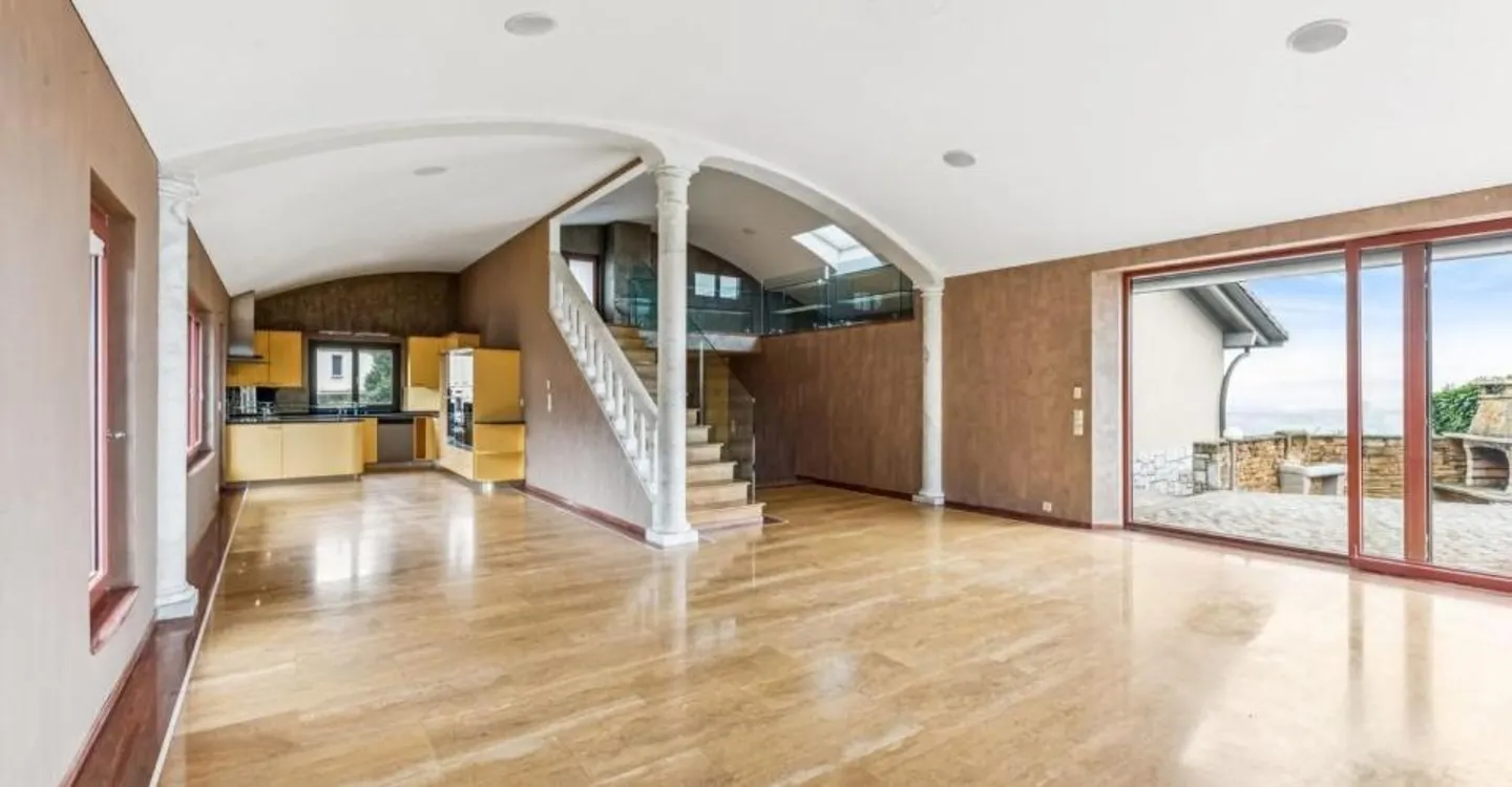 Harmonie, Raum und Natur! Eine einzigartige Villa in St-Blaise mit Seeblick - Foto 2 von 9