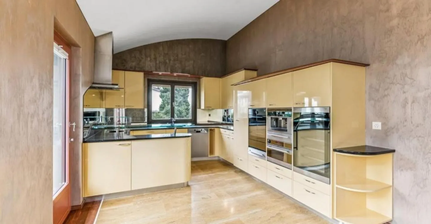 Harmonie, Raum und Natur! Eine einzigartige Villa in St-Blaise mit Seeblick - Foto 4 von 9
