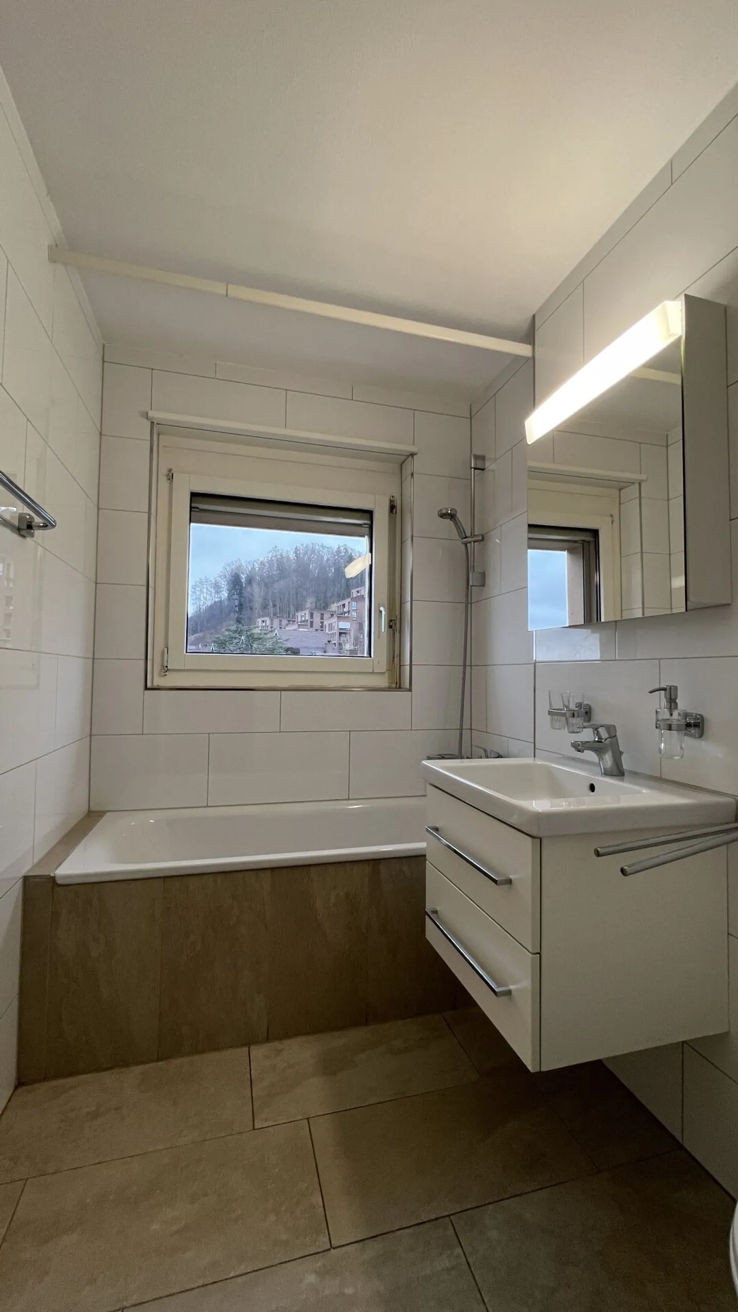 GRANDE VUE DANS UN SUPERBE EMPLACEMENT - Photo 7 sur 8