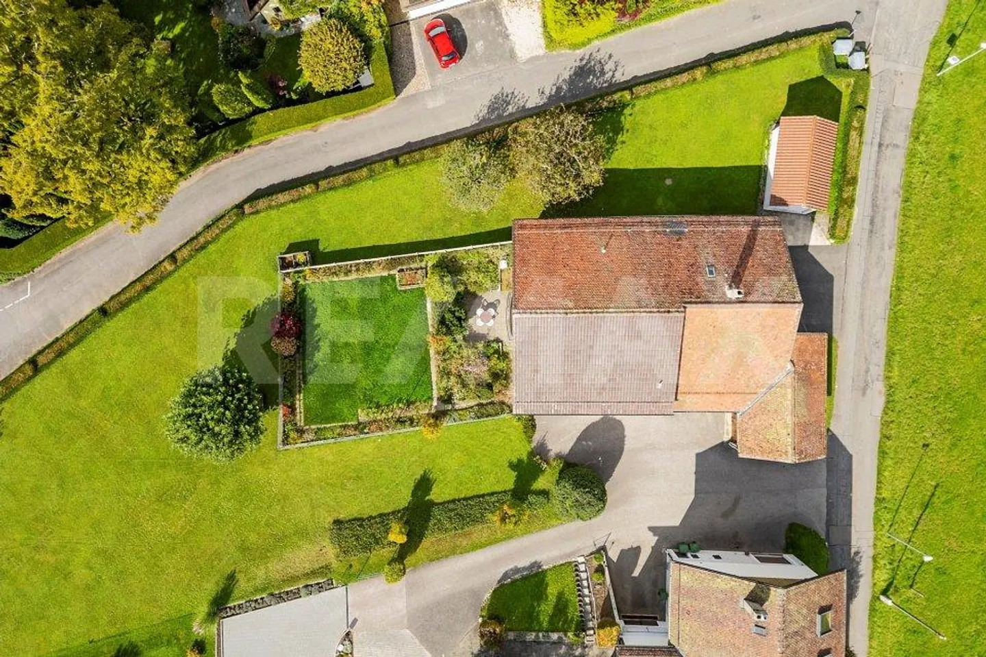 2096 m2 Land, Bauernhaus mit 2 Wohnungen und Anbau mit grossem Potenzial - Foto 2 von 13