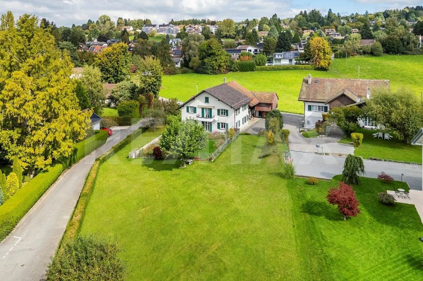2096 m2 Land, Bauernhaus mit 2 Wohnungen und Anbau mit grossem Potenzial - Foto 3 von 13