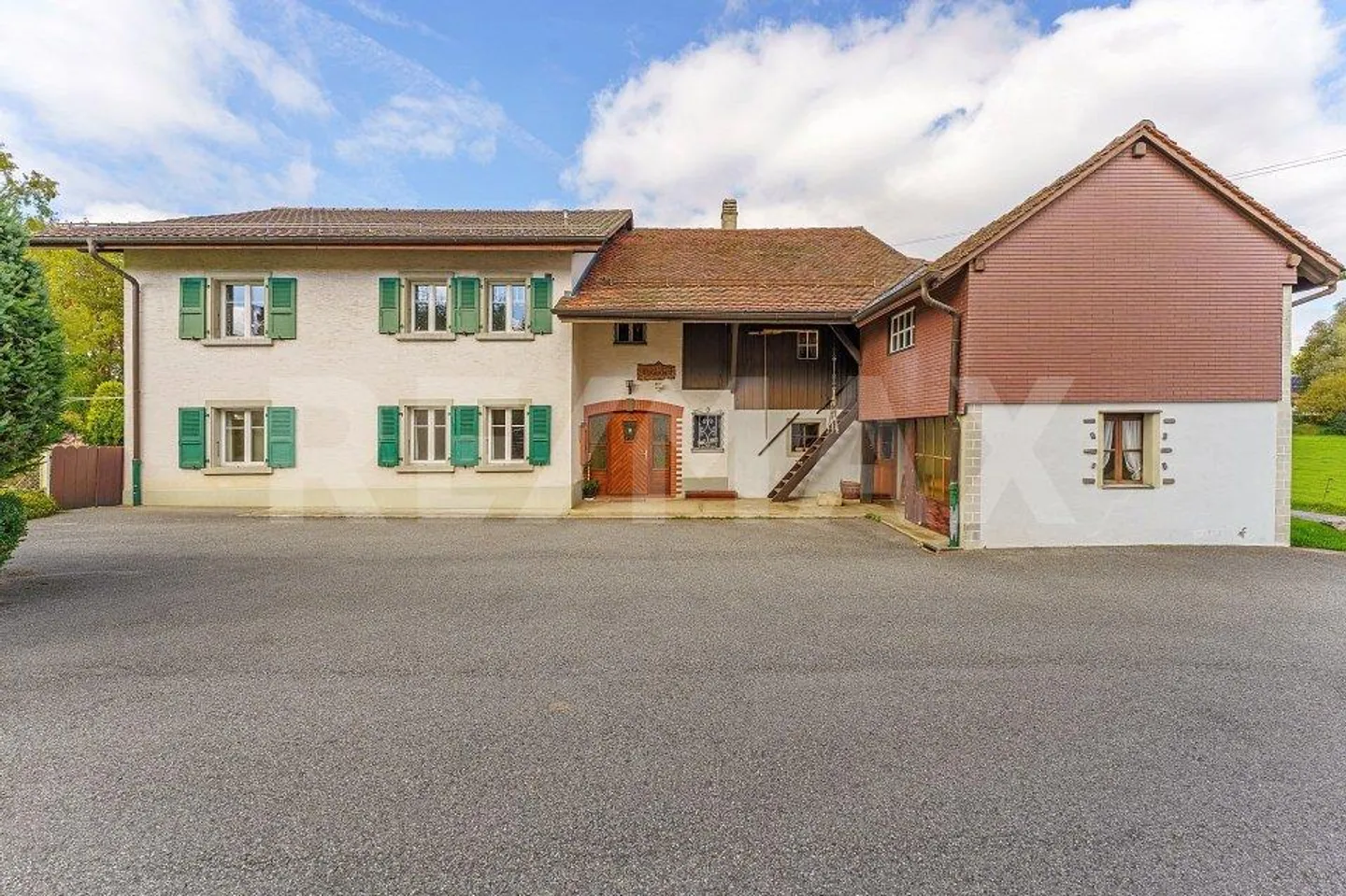 2096 m2 Land, Bauernhaus mit 2 Wohnungen und Anbau mit grossem Potenzial - Foto 5 von 13