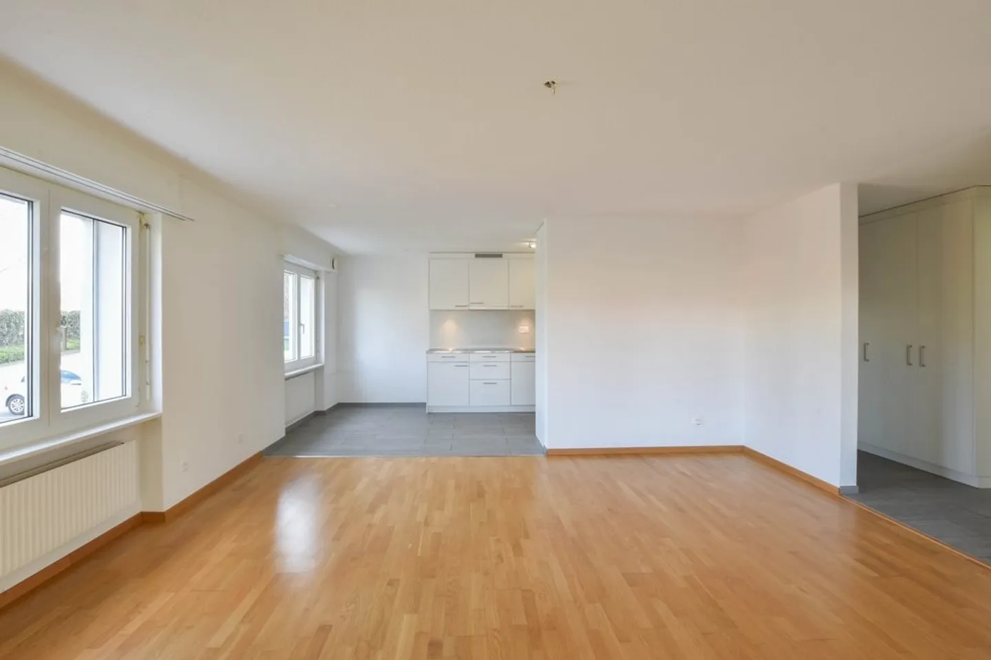 Appartamento luminoso con cucina e bagno moderni - Foto 3 di 6