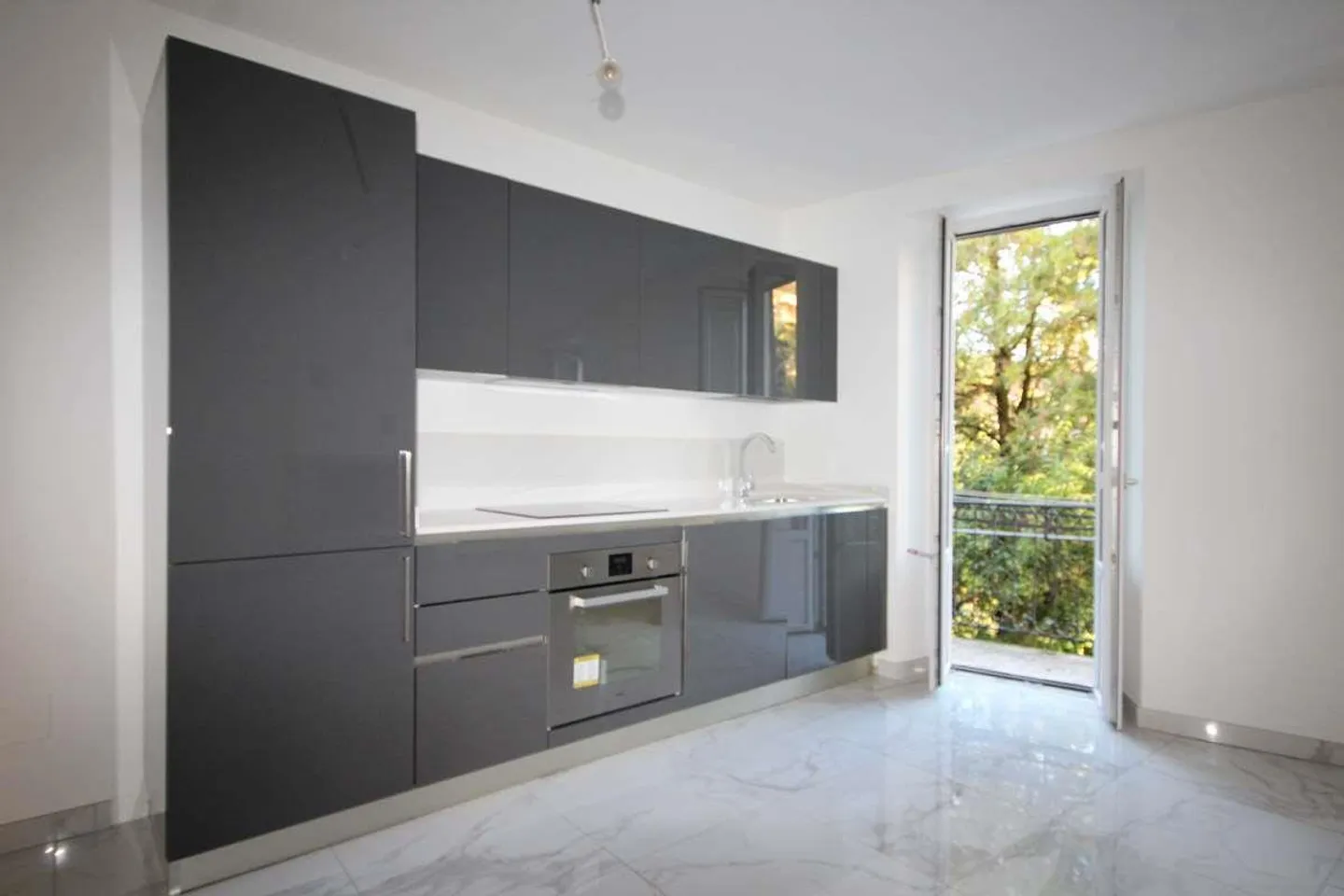Attico con 2,5 camere in un piccolo complesso residenziale vicino al lago - Foto 1 di 10