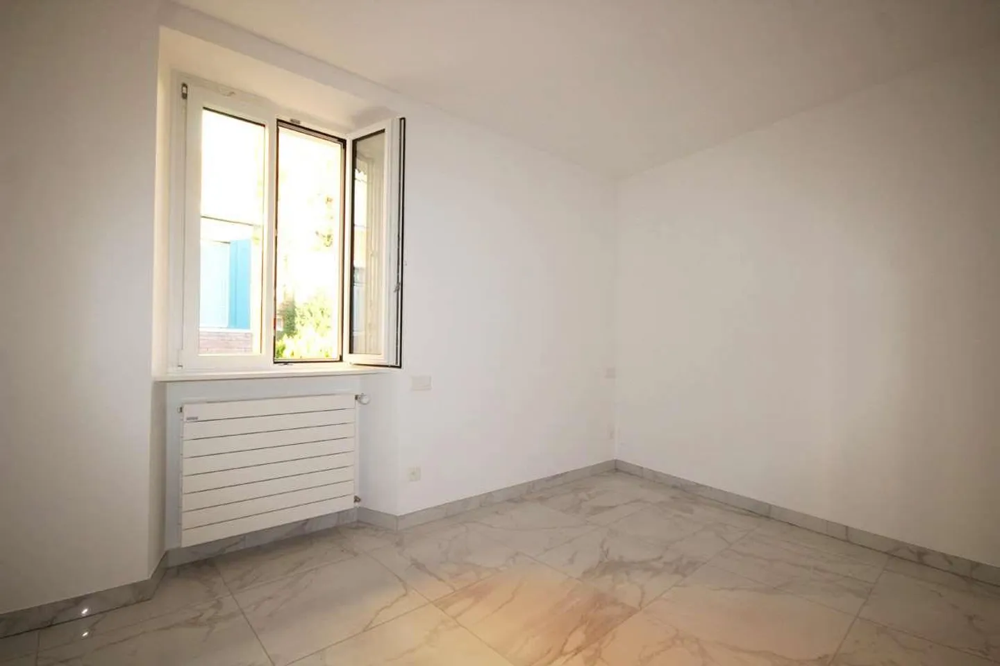 Attico con 2,5 camere in un piccolo complesso residenziale vicino al lago - Foto 6 di 10
