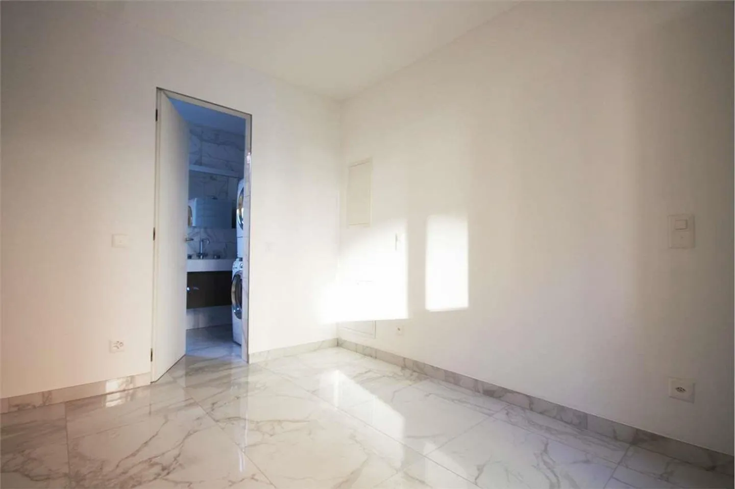 Attico con 2,5 camere in un piccolo complesso residenziale vicino al lago - Foto 7 di 10