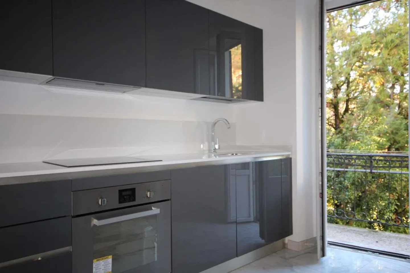 Attico con 2,5 camere in un piccolo complesso residenziale vicino al lago - Foto 3 di 10