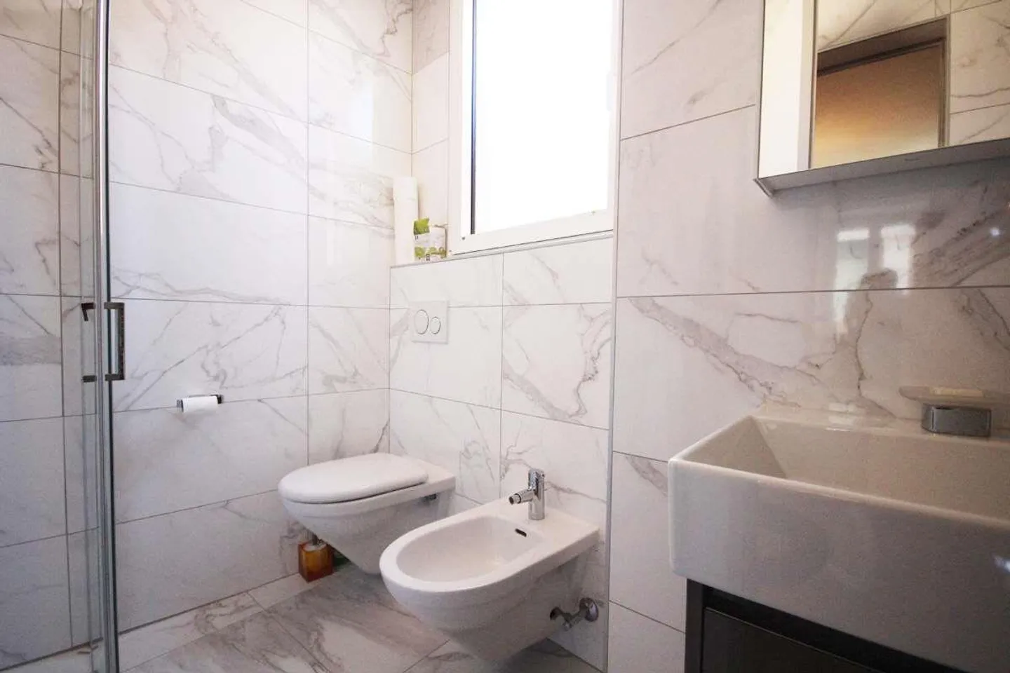 Attico con 2,5 camere in un piccolo complesso residenziale vicino al lago - Foto 9 di 10