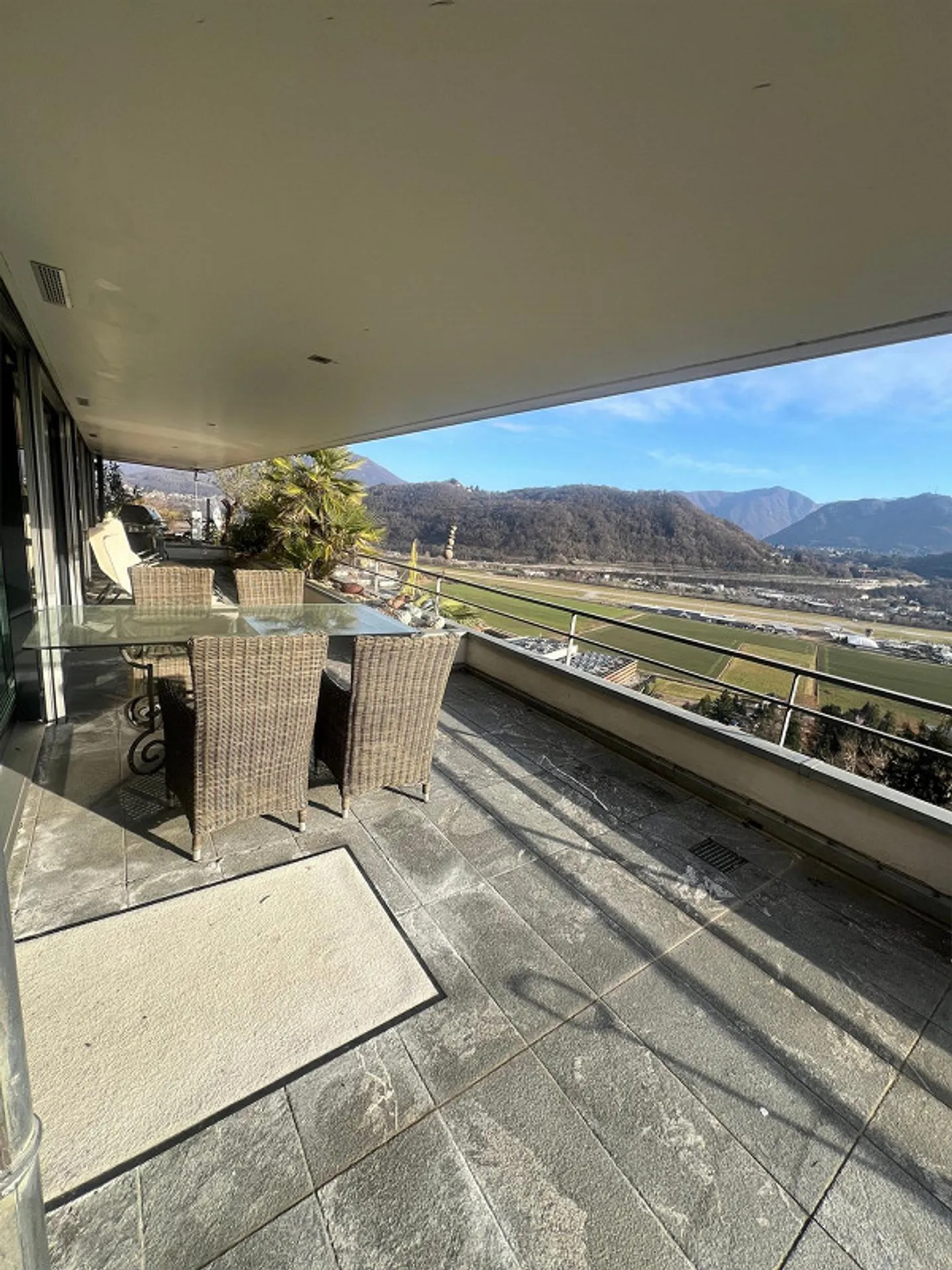 Villa da ristrutturare parzialmente - Foto 3 di 13