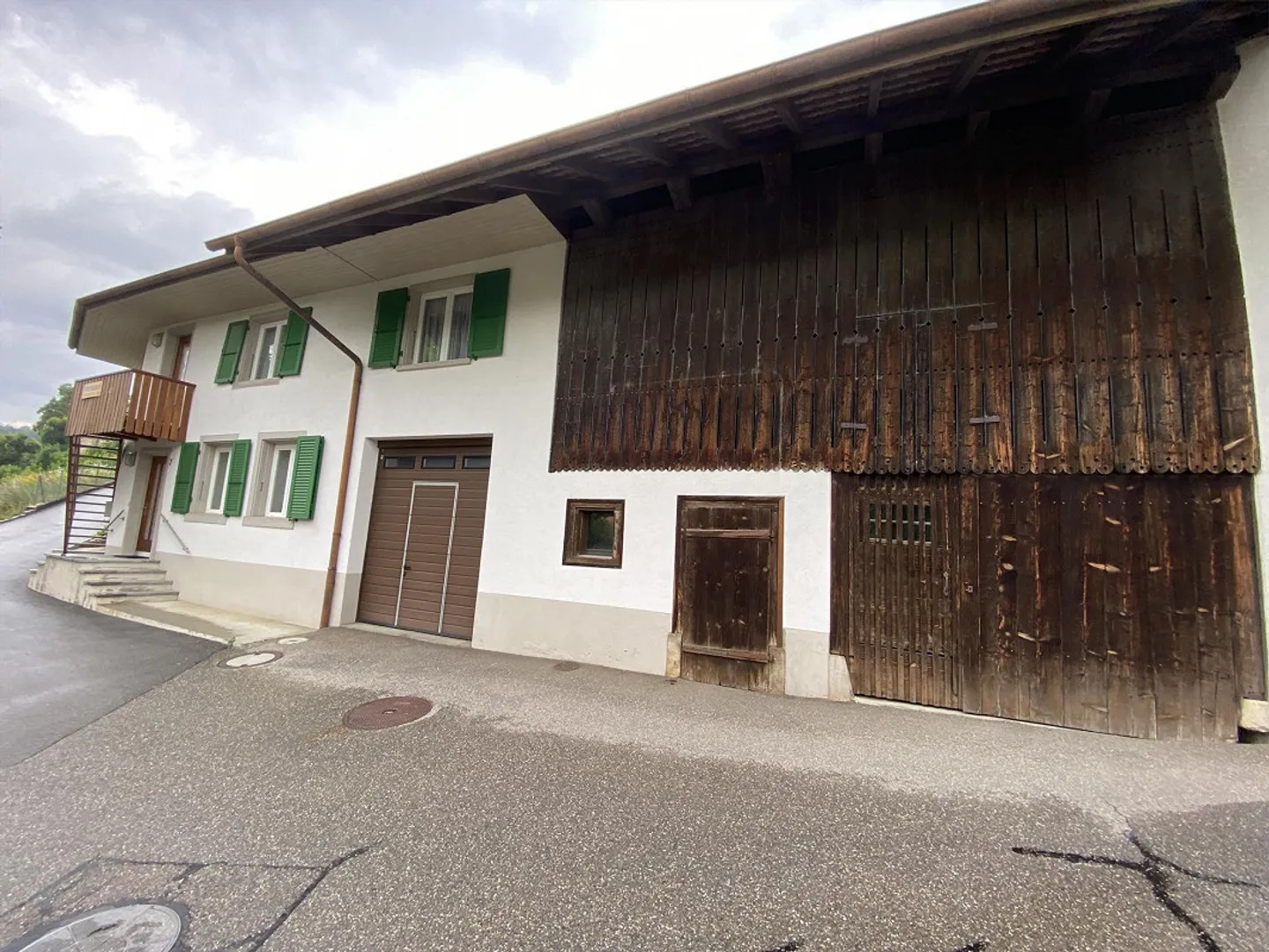 Ancienne ferme, appartement de 4.5 pièces + appartement de 2.5 pièces, zone centrale avec forêt - Photo 3 sur 6