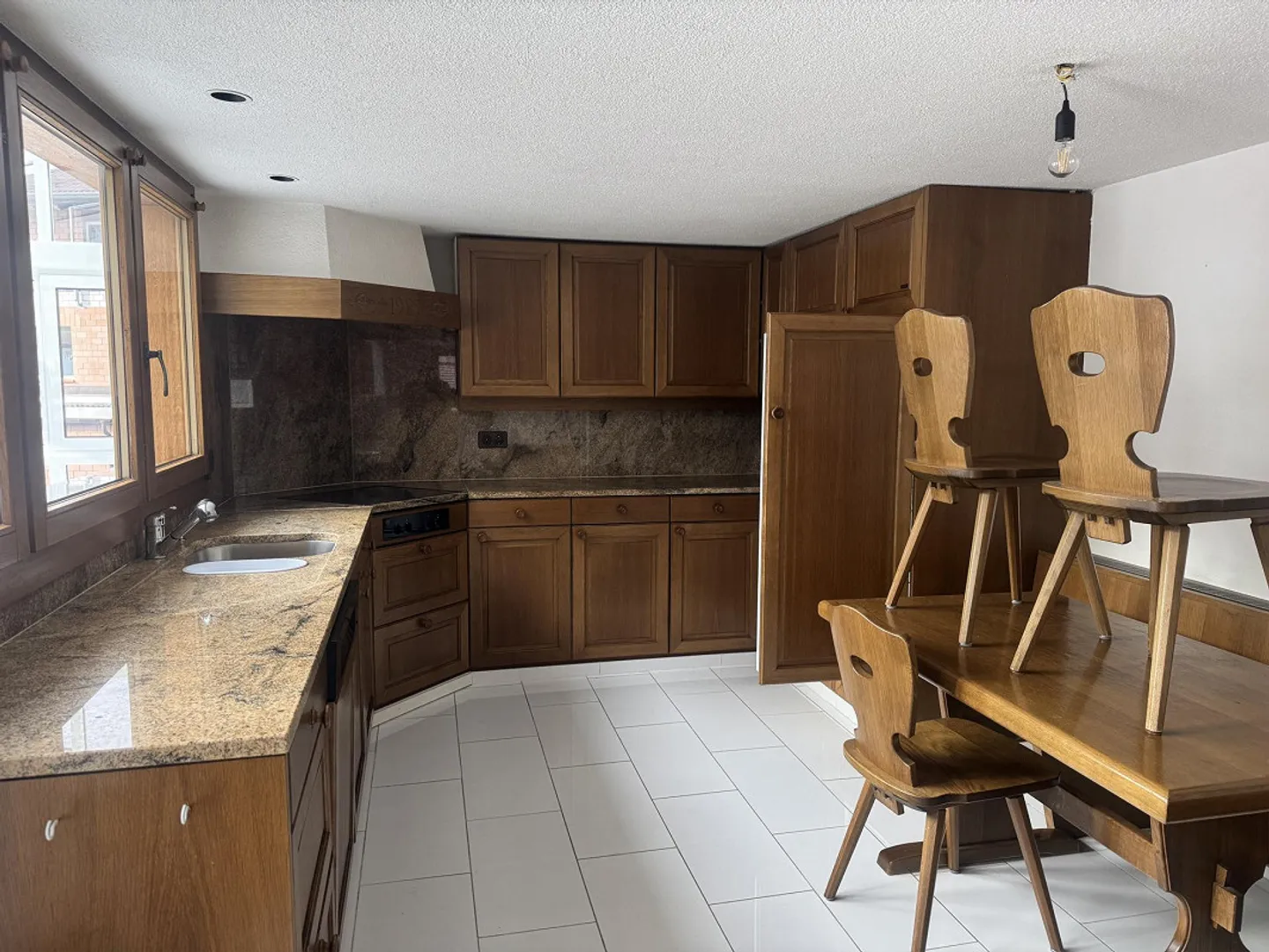 Single-family house in a central location - Photo 3 of 4