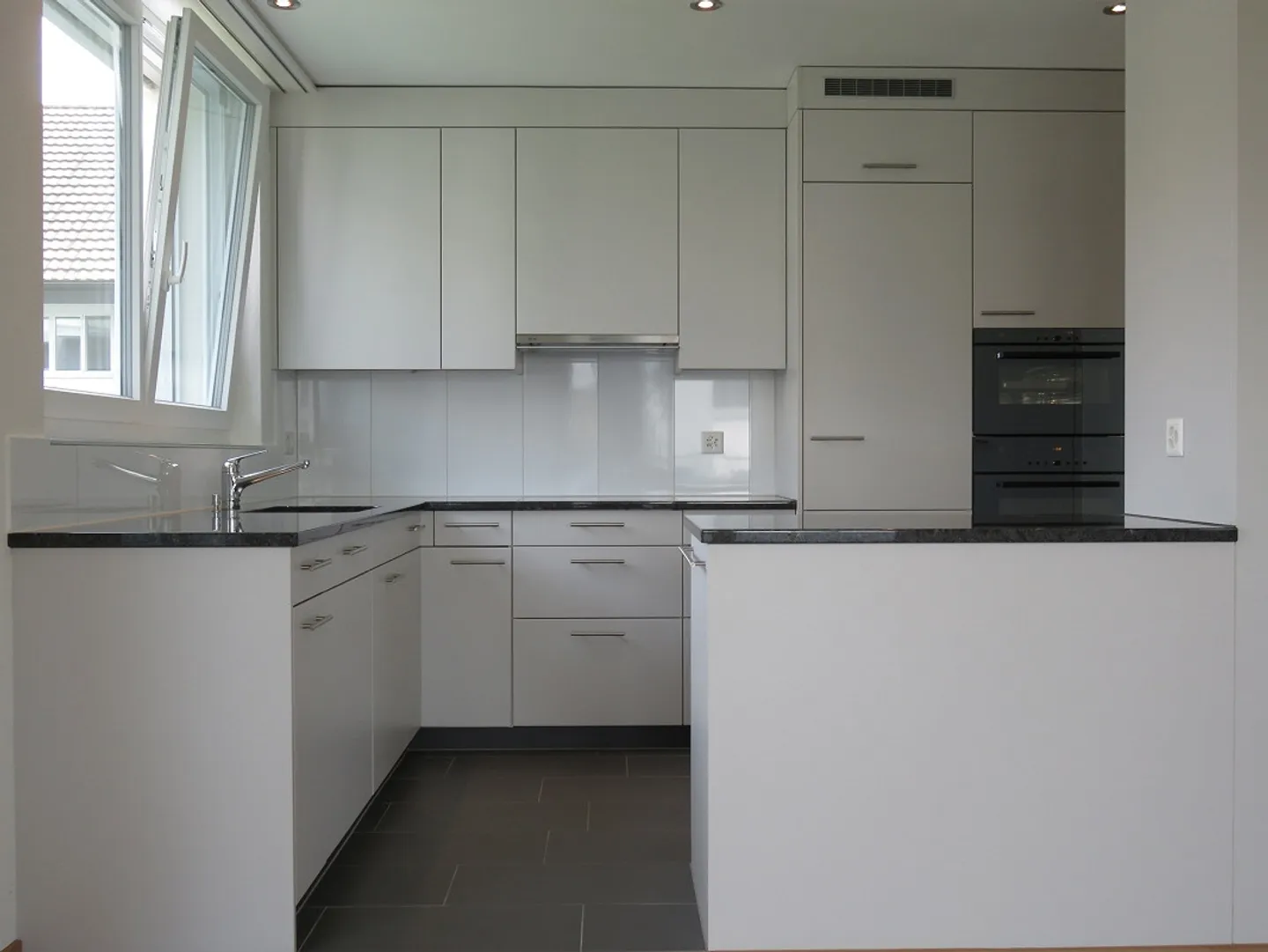 Appartement de 3,5 pièces au rez-de-chaussée - Photo 2 sur 14