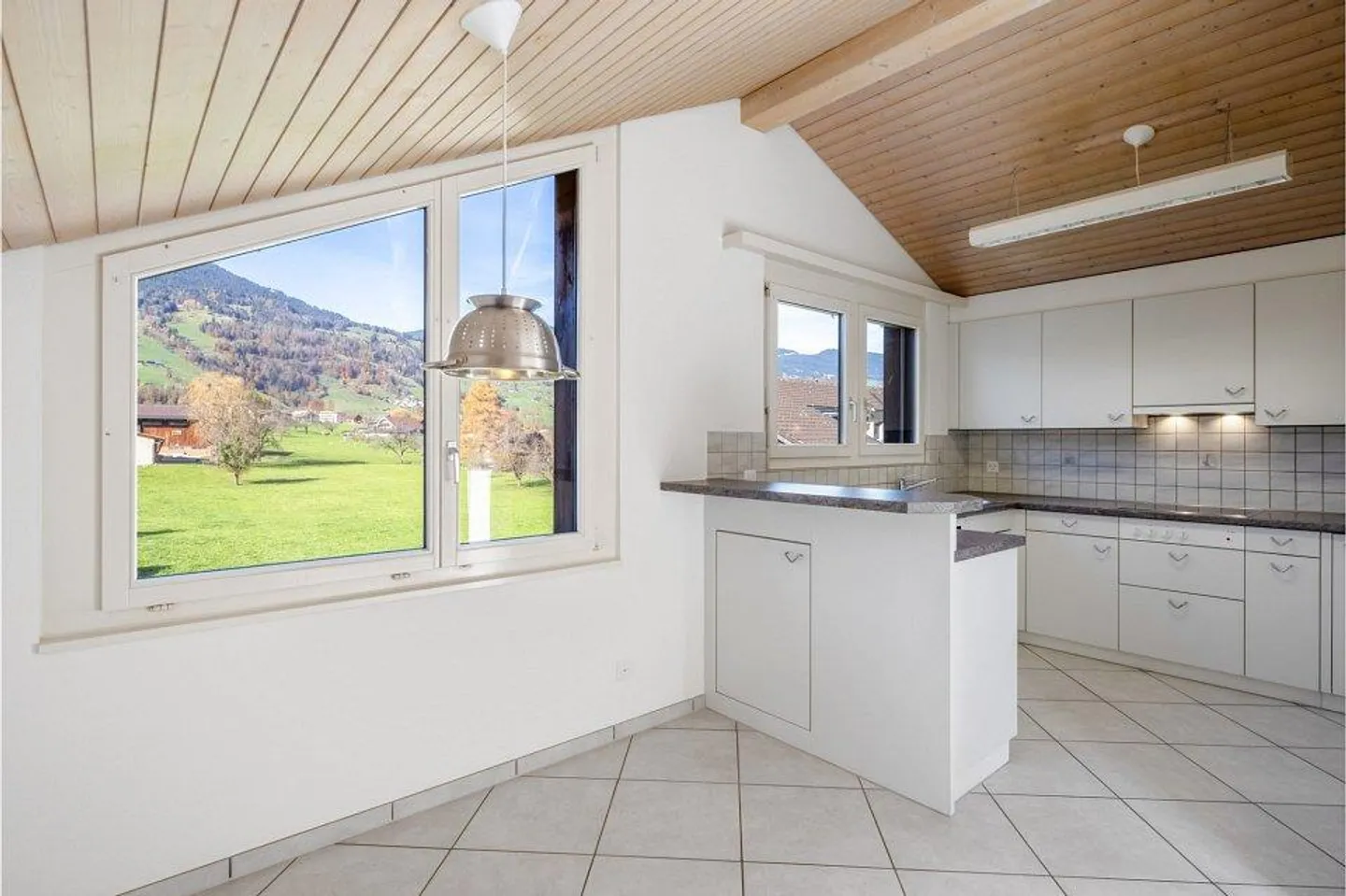 Cozy 4.5-room attic apartment with mountain view in Giswil - Photo 2 of 6