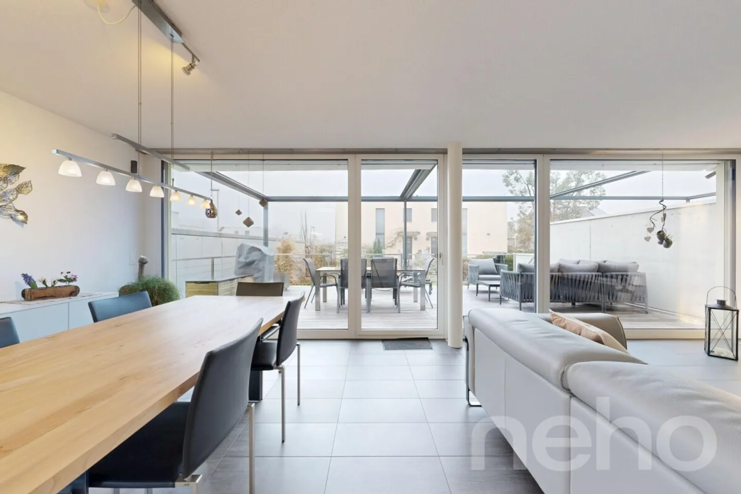 Stylish Semi-Detached House - Photo 4 of 12