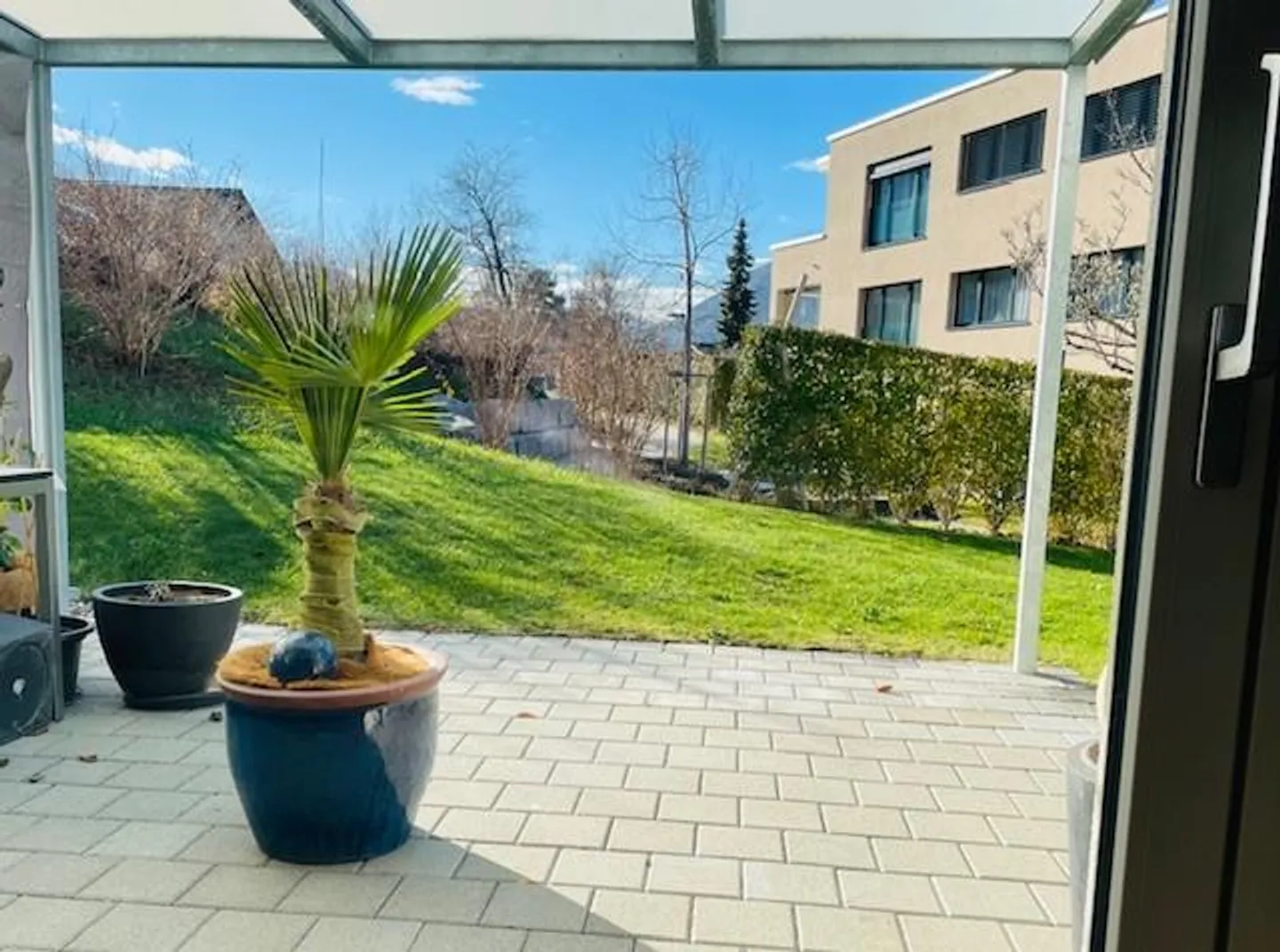 Modern 3.5-room apartment with two terraces - Photo 5 of 14