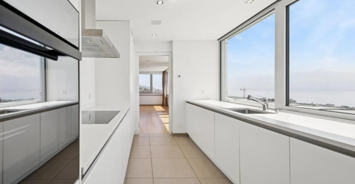 Living at the top of the Bel-Air Tower - Photo 3 of 12
