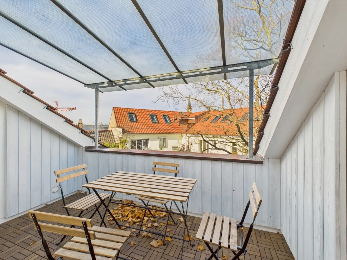 Appartement penthouse ensoleillé et rénové de 2,5 pièces avec vue à Bâle - Photo 2 sur 12