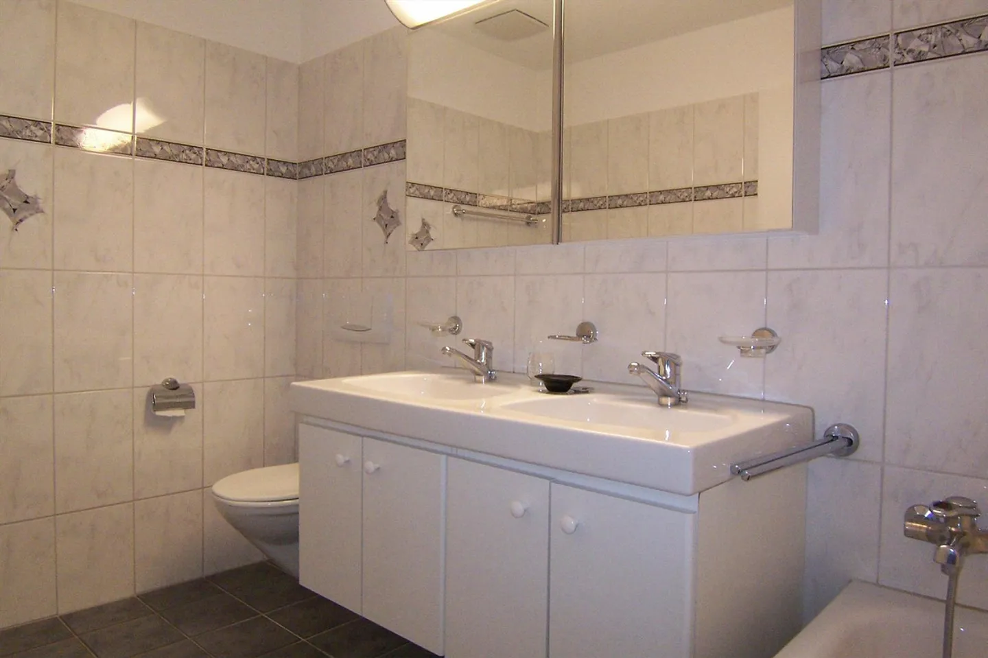 Appartement en duplex spacieux et lumineux de 5,5 pièces à Rikon - Photo 4 sur 9