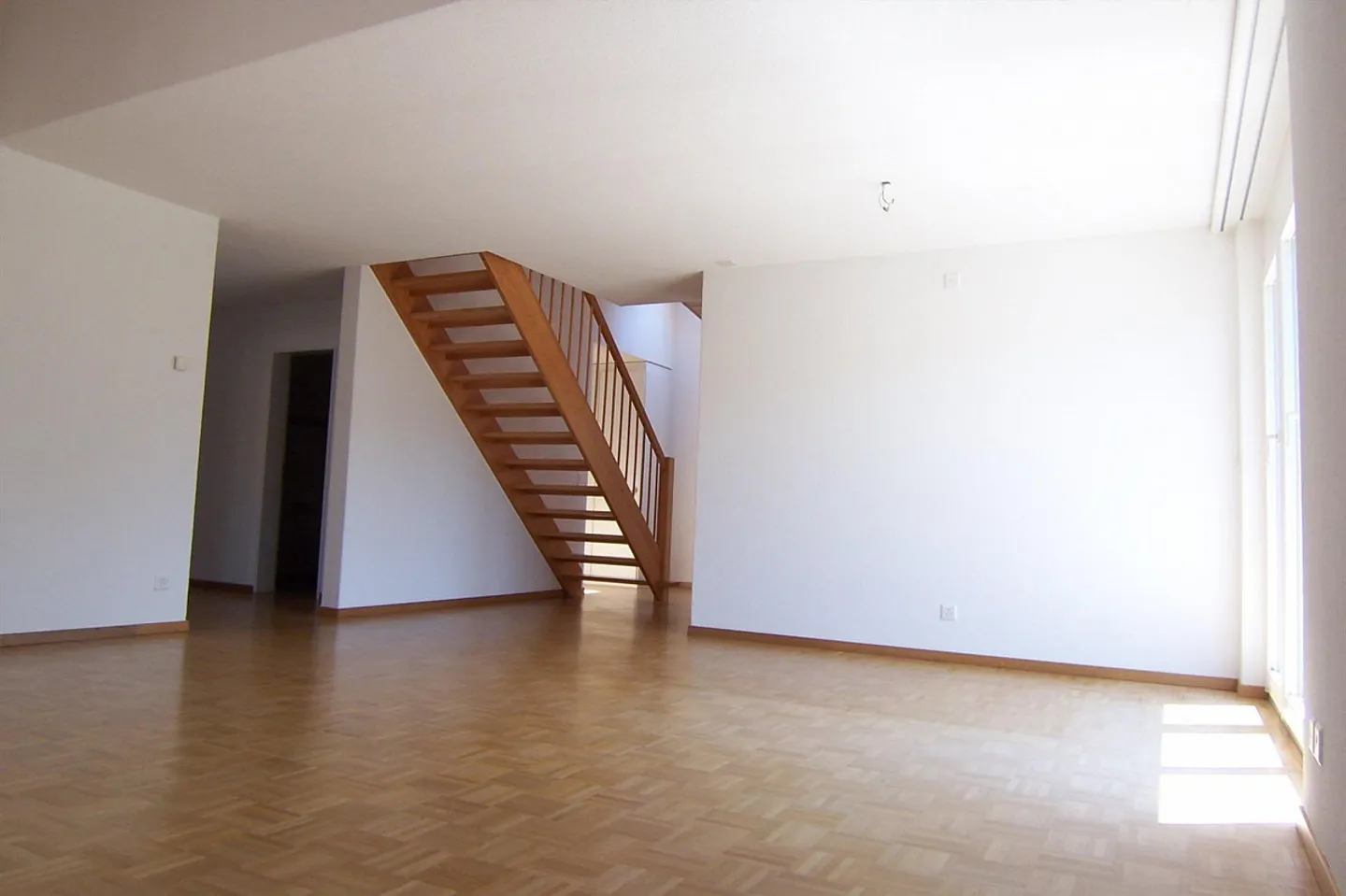 Appartement en duplex spacieux et lumineux de 5,5 pièces à Rikon - Photo 5 sur 9